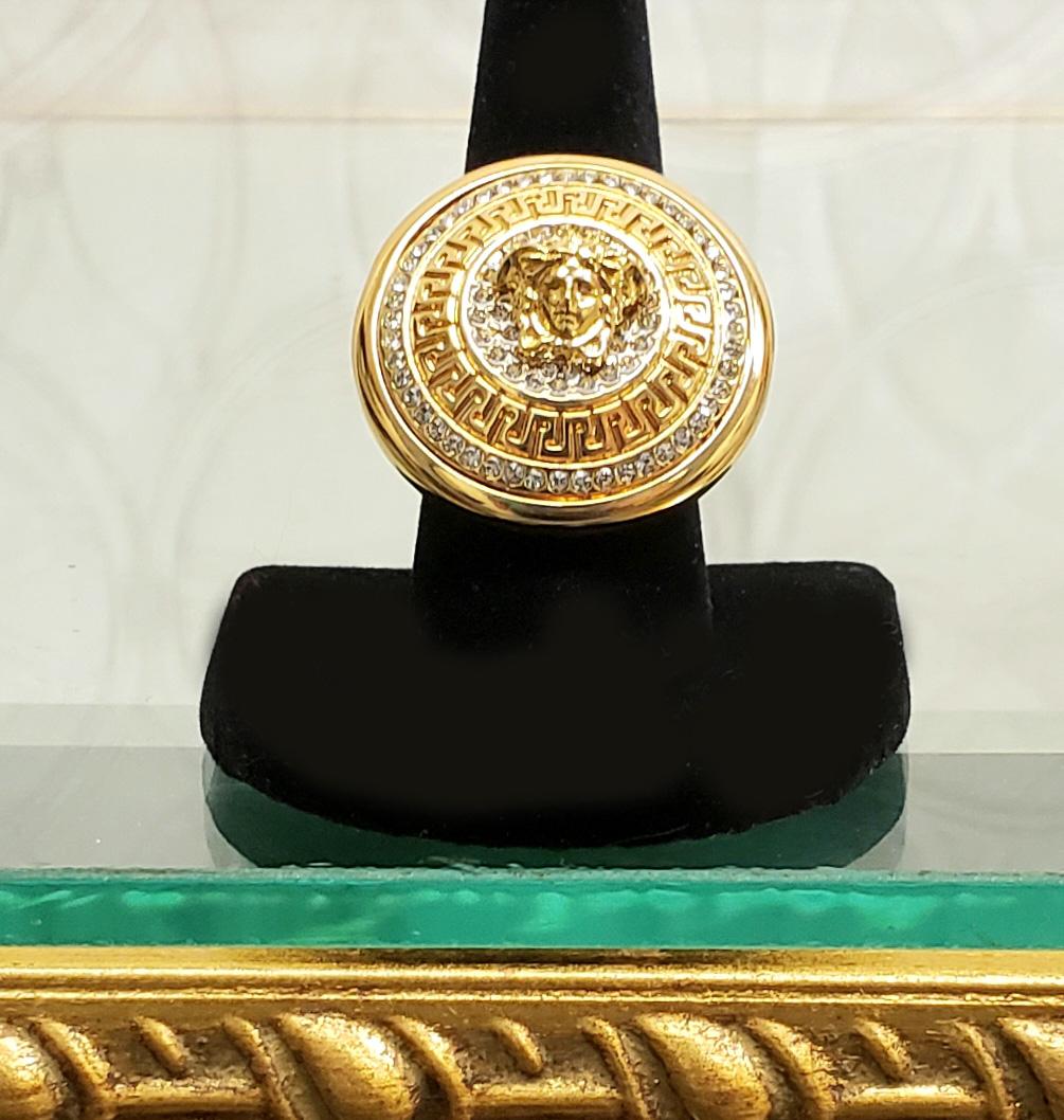 VERSACE



NEW GIANNI VERSACE  CRYSTAL GOLD MEDUSA VANITAS DISC RING 
24k Gold plated Metal

Experience the height of dramatic elegance. Crystal adorned beauty creates a stunning showstopper. 

Indulge in luxurious glamour with Versace’s Disc Ring.