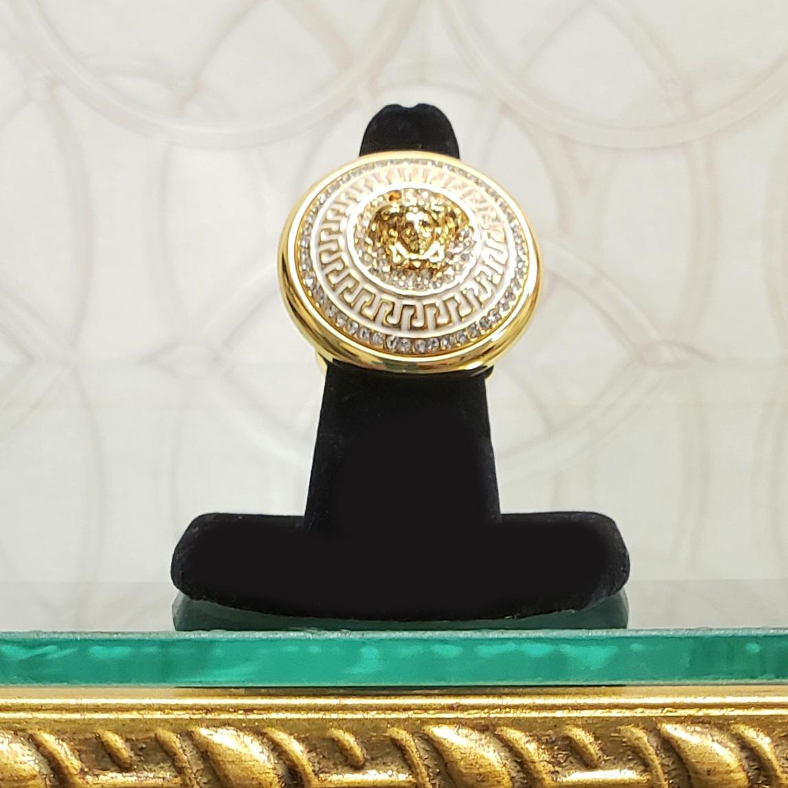 VERSACE



NEW GIANNI VERSACE  CRYSTAL GOLD MEDUSA VANITAS DISC RING w/WHITE ENAMEL
24k Gold plated Metal

Experience the height of dramatic elegance. Crystal adorned beauty creates a stunning showstopper. 

Indulge in luxurious glamour with