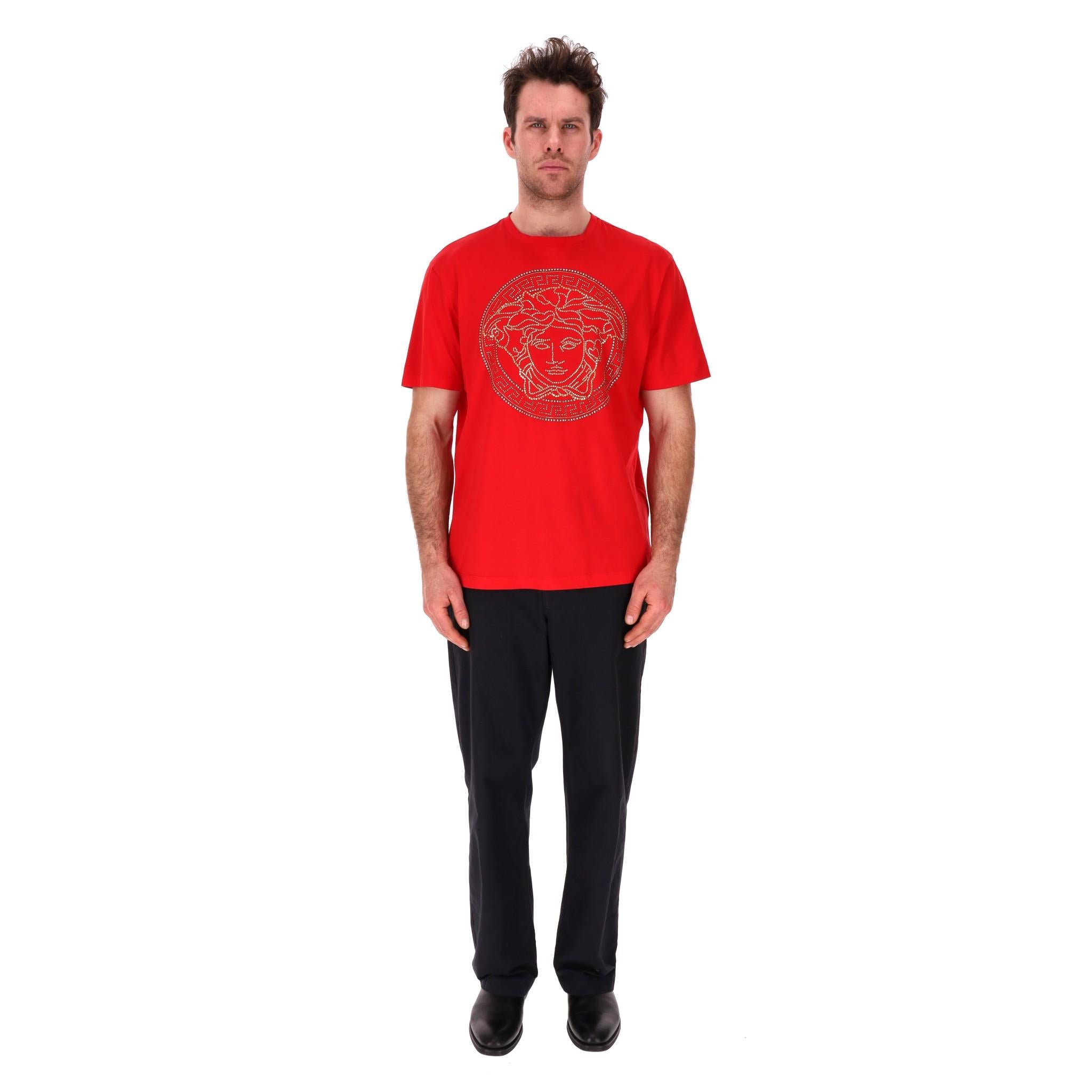 Versace Crystal Medusa Embellished Cotton T-Shirt

Red t-shirt crafted from cotton with ribbed crew neckline and short sleeves.

Featuring one of the brand's signature designs - crystal and gold stud Medusa head and Greca key embellishment.

Rrp