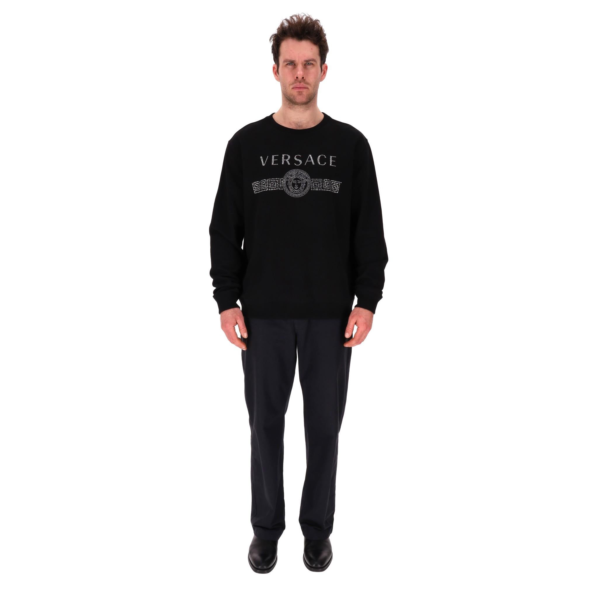 Versace Crystal Medusa Logo Cotton Sweatshirt

Black cotton, sweatshirt designed with signature, crystal 'Versace' Medusa logo.

Ribbed crew neckline, cuffs and hem. Rrp Approx. £1,040

Size – 3XL

Condition – Very Good (Small mark to the