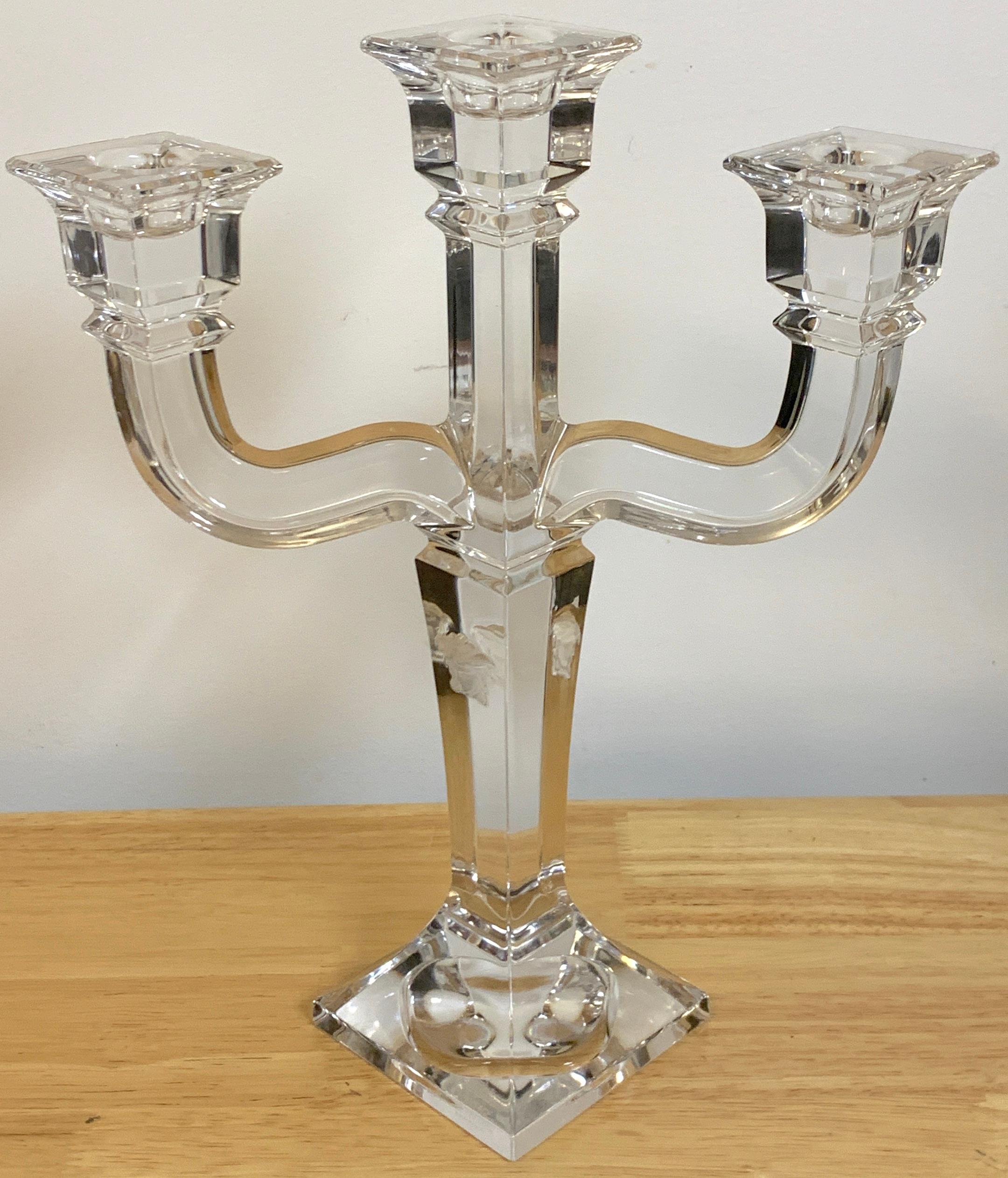 Dreiflammiger Kandelaber aus Versace-Kristall:: für Rosenthal 
Mit drei quadratischen Säulenbögen:: an jeder Seite der Säule zwei applizierte Medaillons:: signiert 