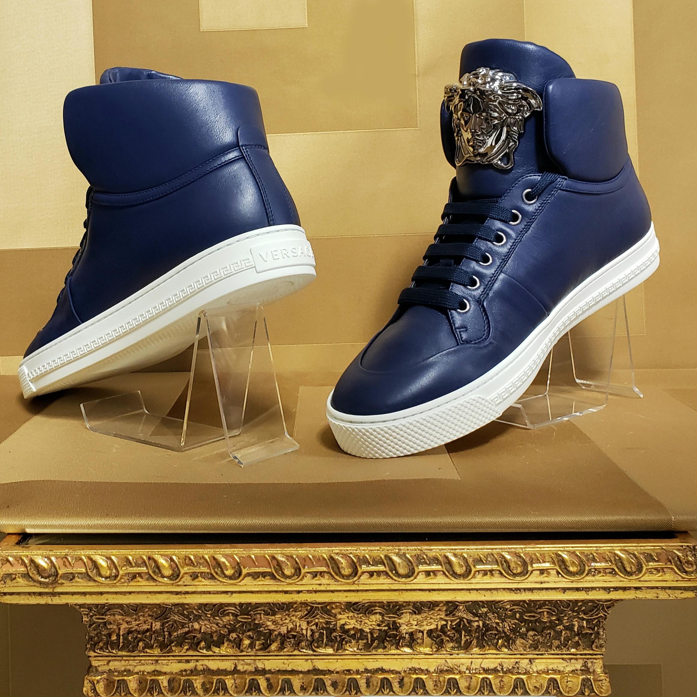 VERSACE DARK BLUE LEATHER PALAZZO HIGH-TOP Sneakers size IT39 - US 6 In New Condition For Sale In Montgomery, TX