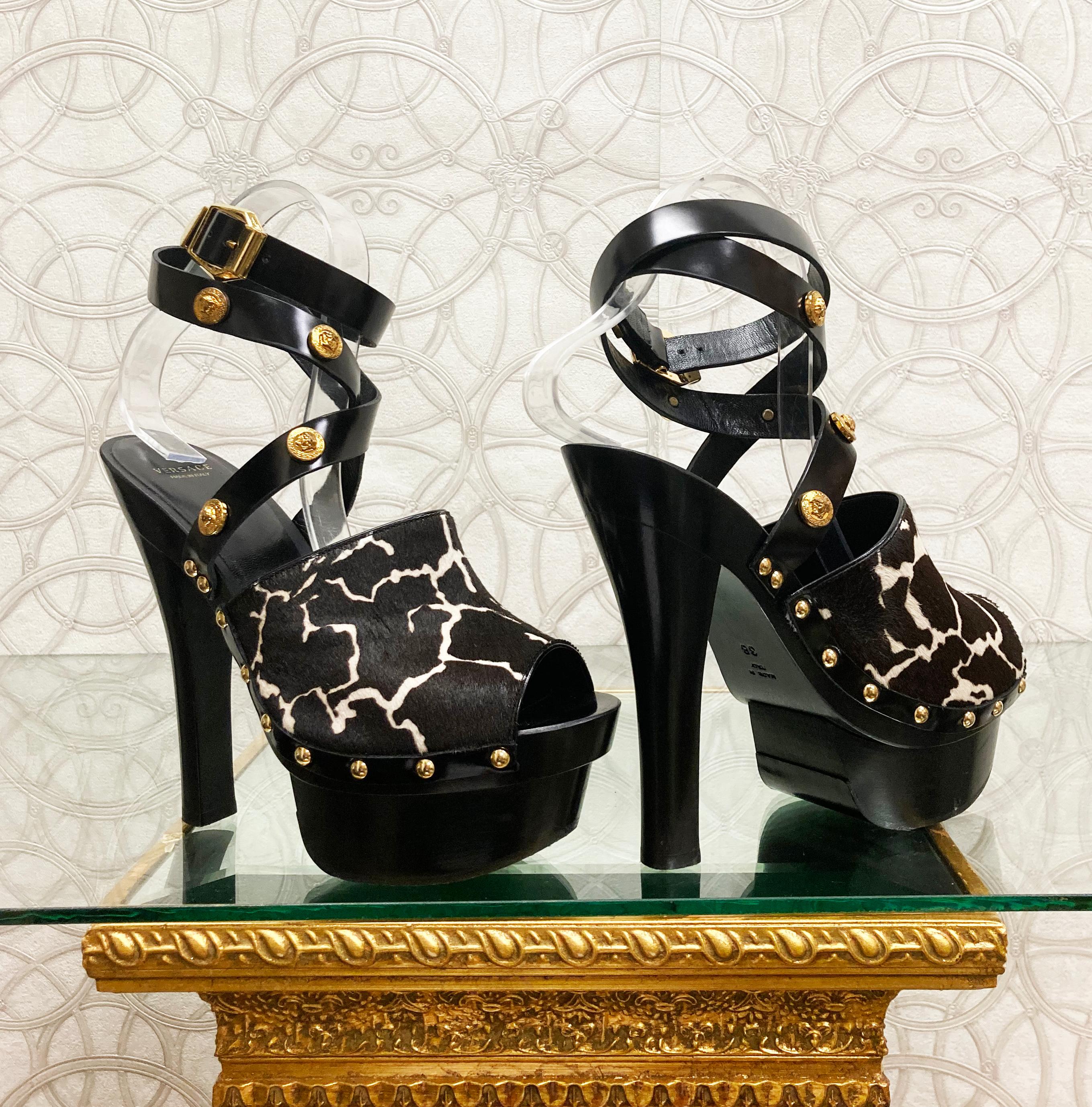 Noir VERSACE Chaussures plates en cuir de fourrure marron foncé avec clous dorés MEDUSA 38 - 8 en vente