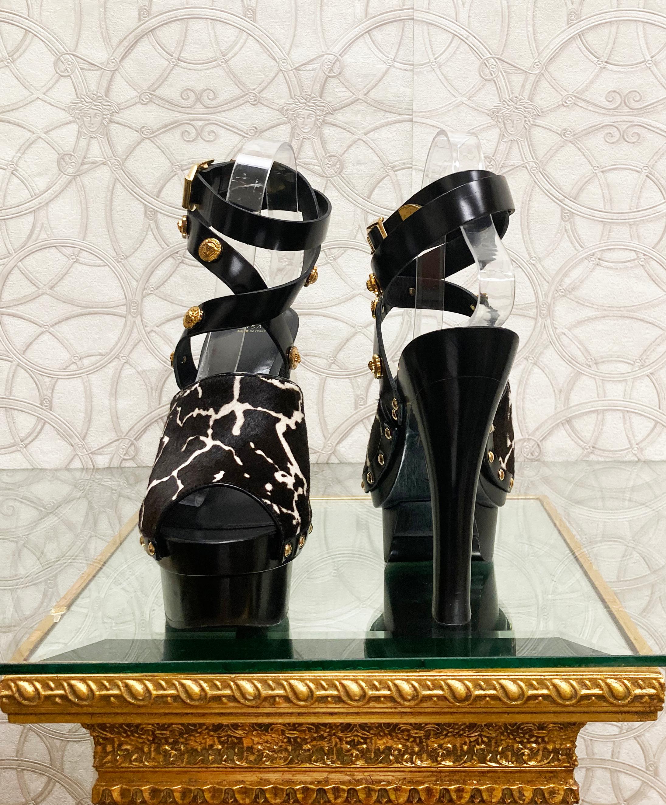 VERSACE Chaussures plates en cuir de fourrure marron foncé avec clous dorés MEDUSA 38 - 8 Pour femmes en vente