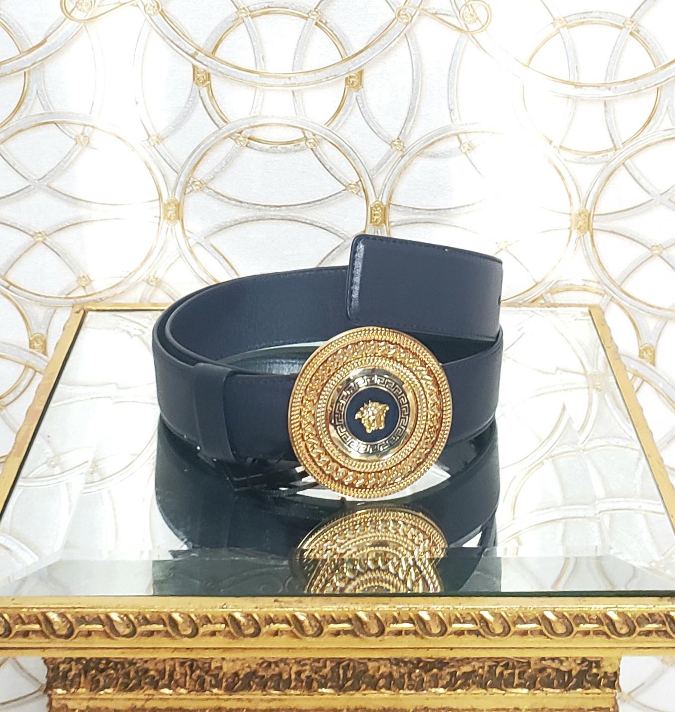 VERSACE

Dark Navy Blue Leather Belt with Gold Plated and Black Medusa buckle.

Content: 100% leather

   Size 85/34
     1 1/2
