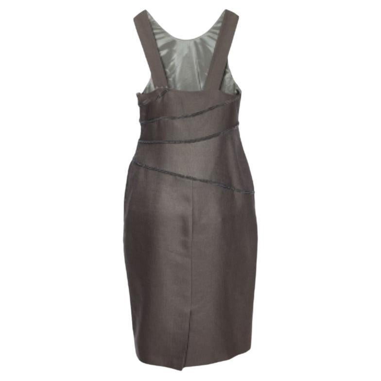 Erleben Sie die Freude an fachkundiger Schneiderei mit diesem Designerkleid für Damen. Die sorgfältige Verarbeitung, die makellose Passform und die luxuriösen Details sorgen für unvergleichlichen Komfort. Diese wunderschöne Kreation wird Ihren Stil