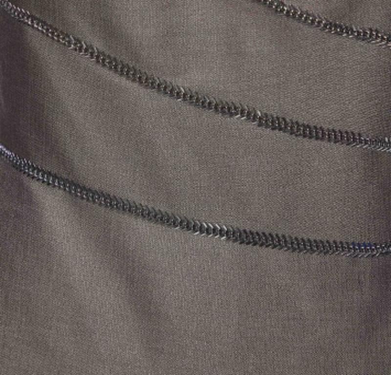 Versace Deep Taupe Kleid aus Wolle und Seide mit Fischgrätenkette S (Grau) im Angebot