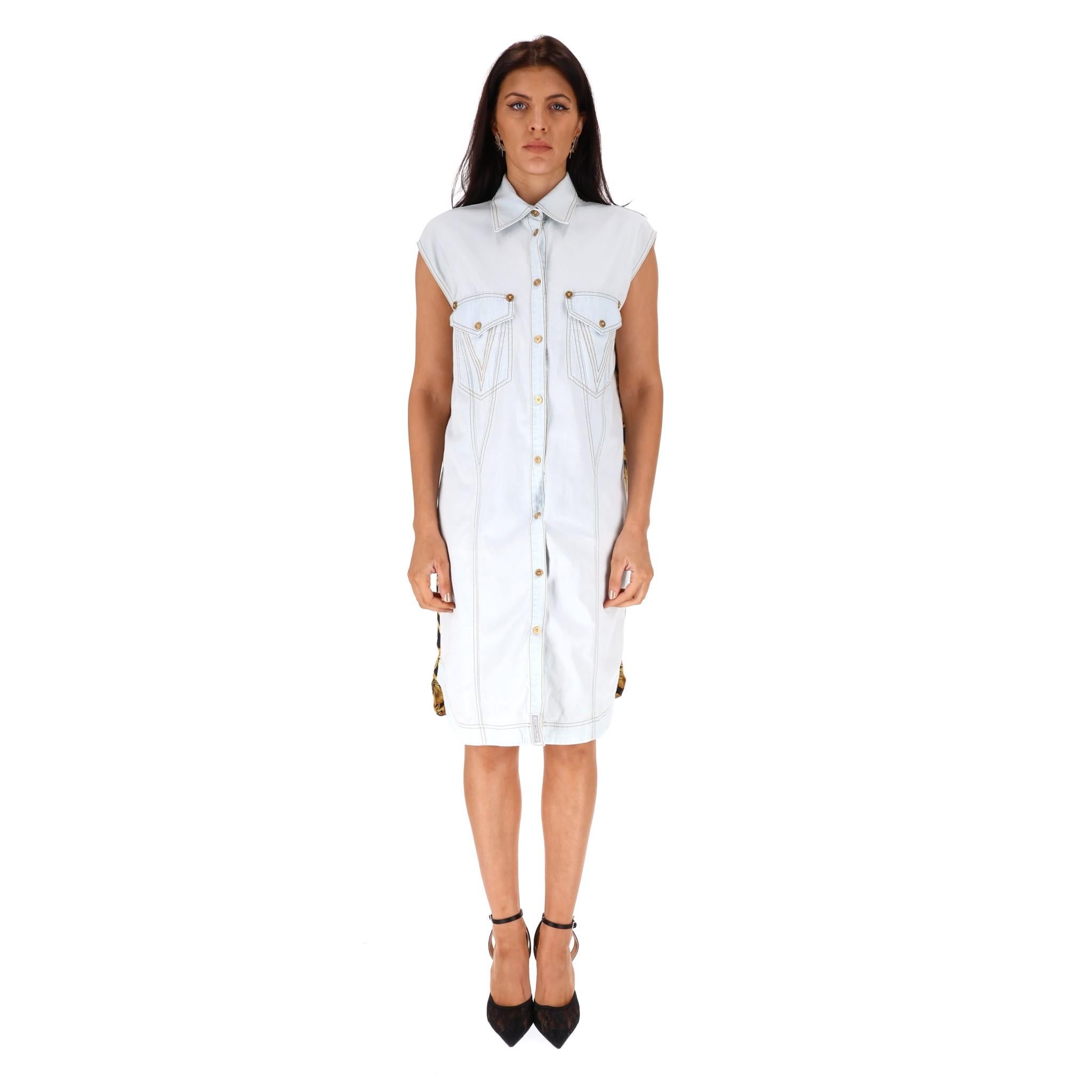 Versace Denim Dress With Silk Swirl Print

Light wash denim shirt dress with Versace's signature gold Swirl print to rear.

Designed with gold 'Medusa' button closure and flap chest pockets.

Rrp Approx. £1,900

Size – 42IT

Condition – Very