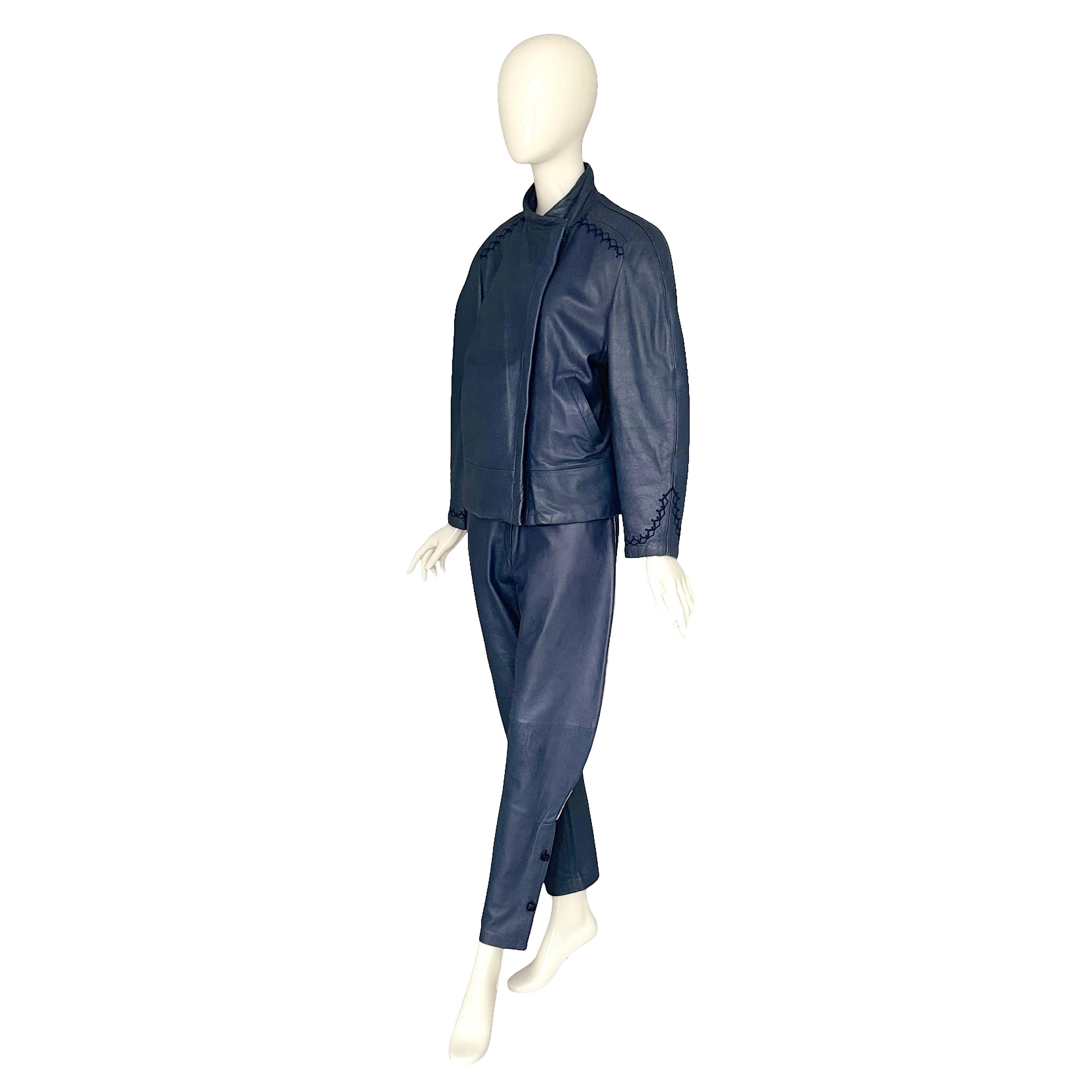 Versace Designed by Gianni Versace Vintage Fall Winter 1981 Costume 100% cuir. en vente 6
