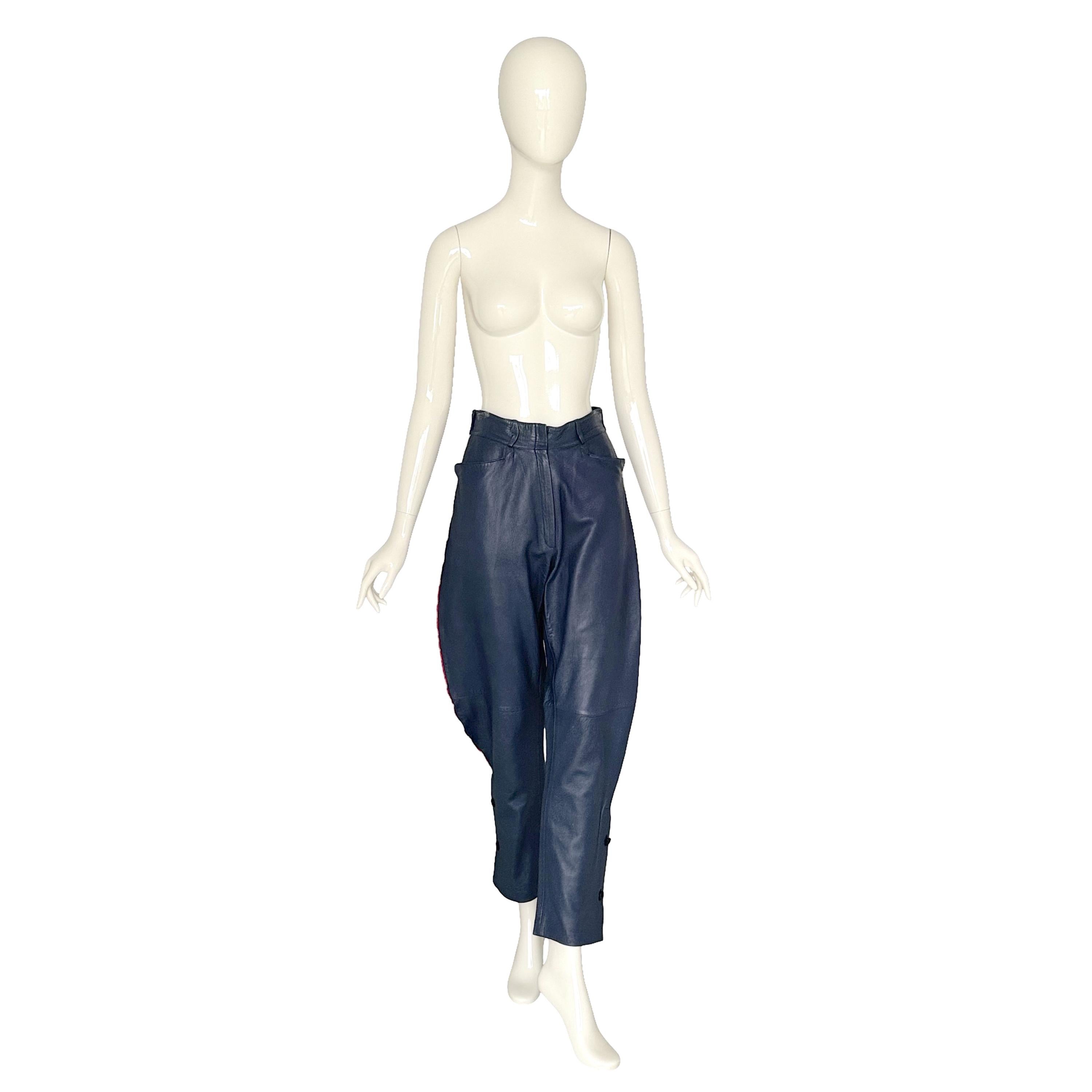 Versace Designed by Gianni Versace Vintage Fall Winter 1981 Costume 100% cuir. en vente 8