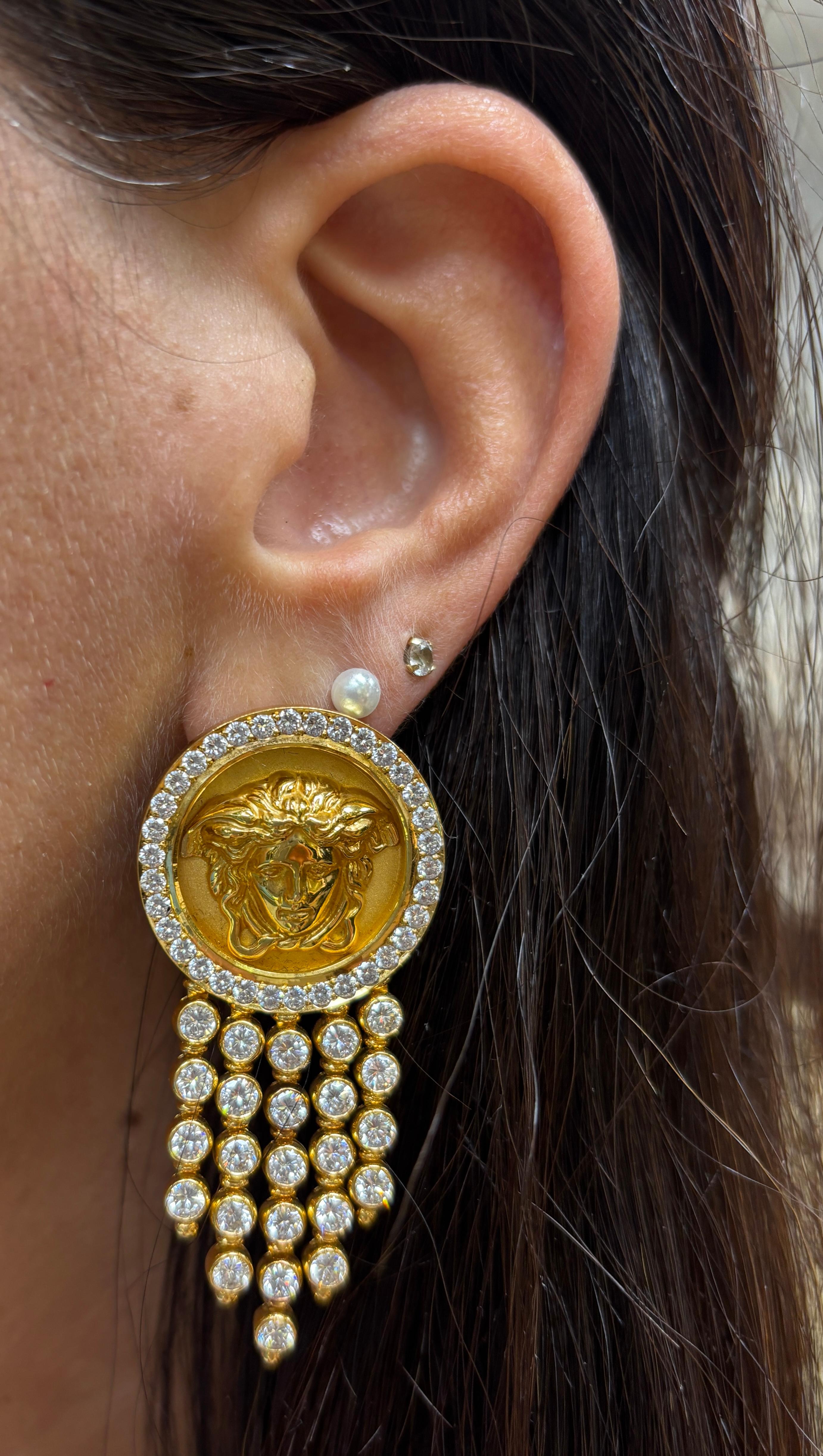 Versace Diamant-Ohrringe

Ein Paar Versace-Ohrringe aus Gelbgold mit dem ikonischen Medusa-Motiv, akzentuiert mit Diamanten im Rundschliff und fünf Reihen baumelnder Diamanten.

Ungefähre Länge: 2 Zoll
Signiert: Gianni Versace und nummeriert
Metall