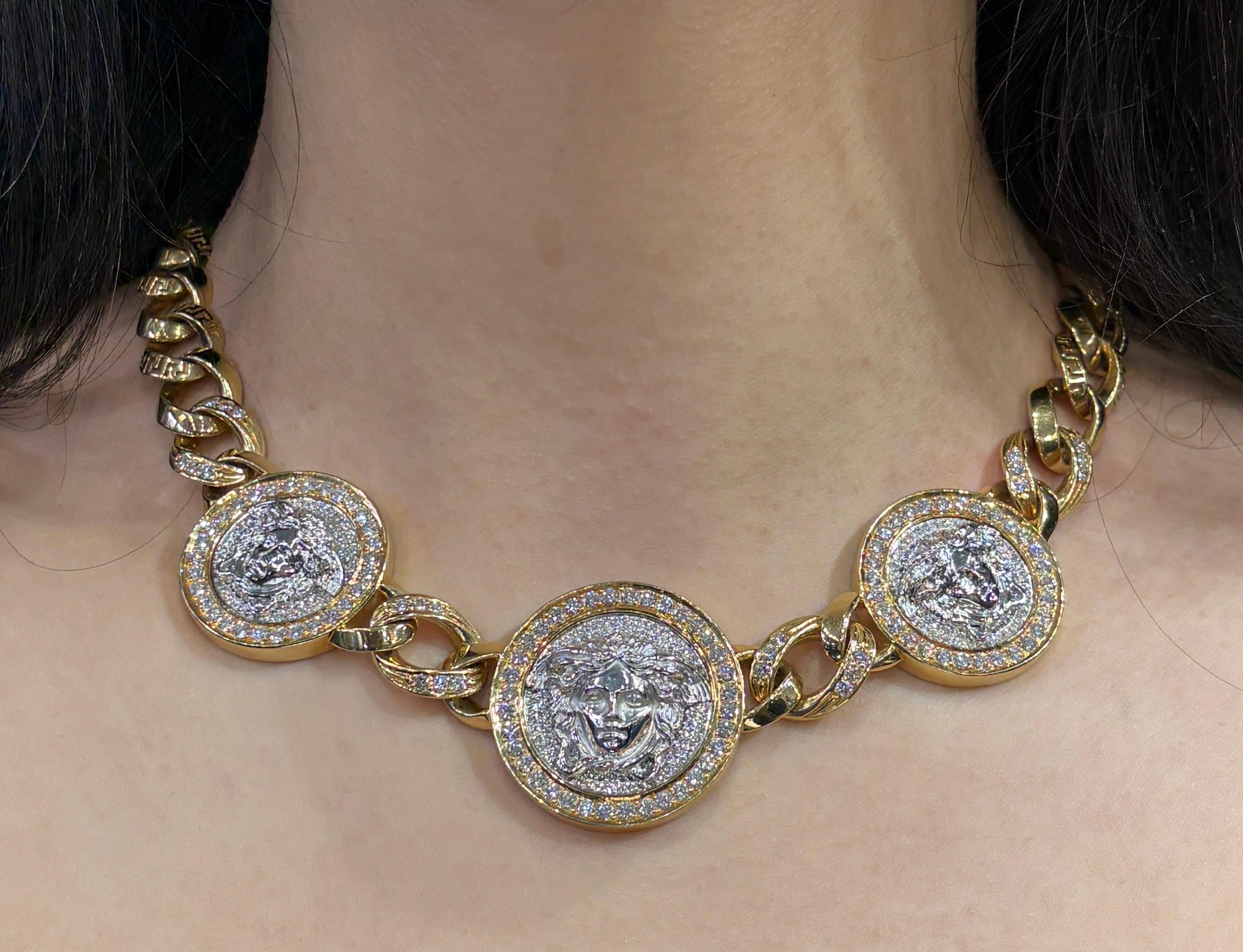 Versace Diamond Link Armband und Halskette Set

Gliederarmband und Halskette aus Gelb- und Weißgold von Versace mit ikonischen Medusa-Motiven, die jeweils mit einem Diamanten im Rundschliff verziert sind

Halskette und Armband und kann zusammen als