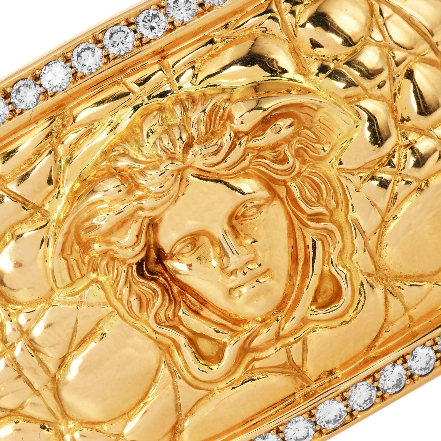 Este brazalete de puño abierto de edición limitada de alto brillo (nº 01), una pieza atrevida y coleccionable de Gianni Versace, está fabricado en oro amarillo macizo de 18 quilates y presenta el icónico motivo de Medusa en el centro. Engastada con