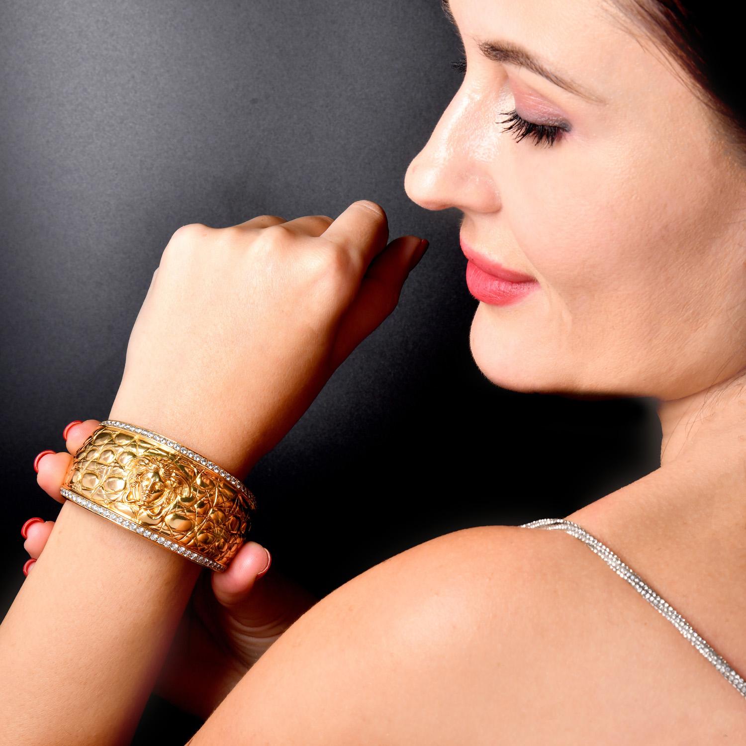 Pulsera brazalete Versace Diamond Medusa Open Cuff Amarillo 18k Corte redondo en venta