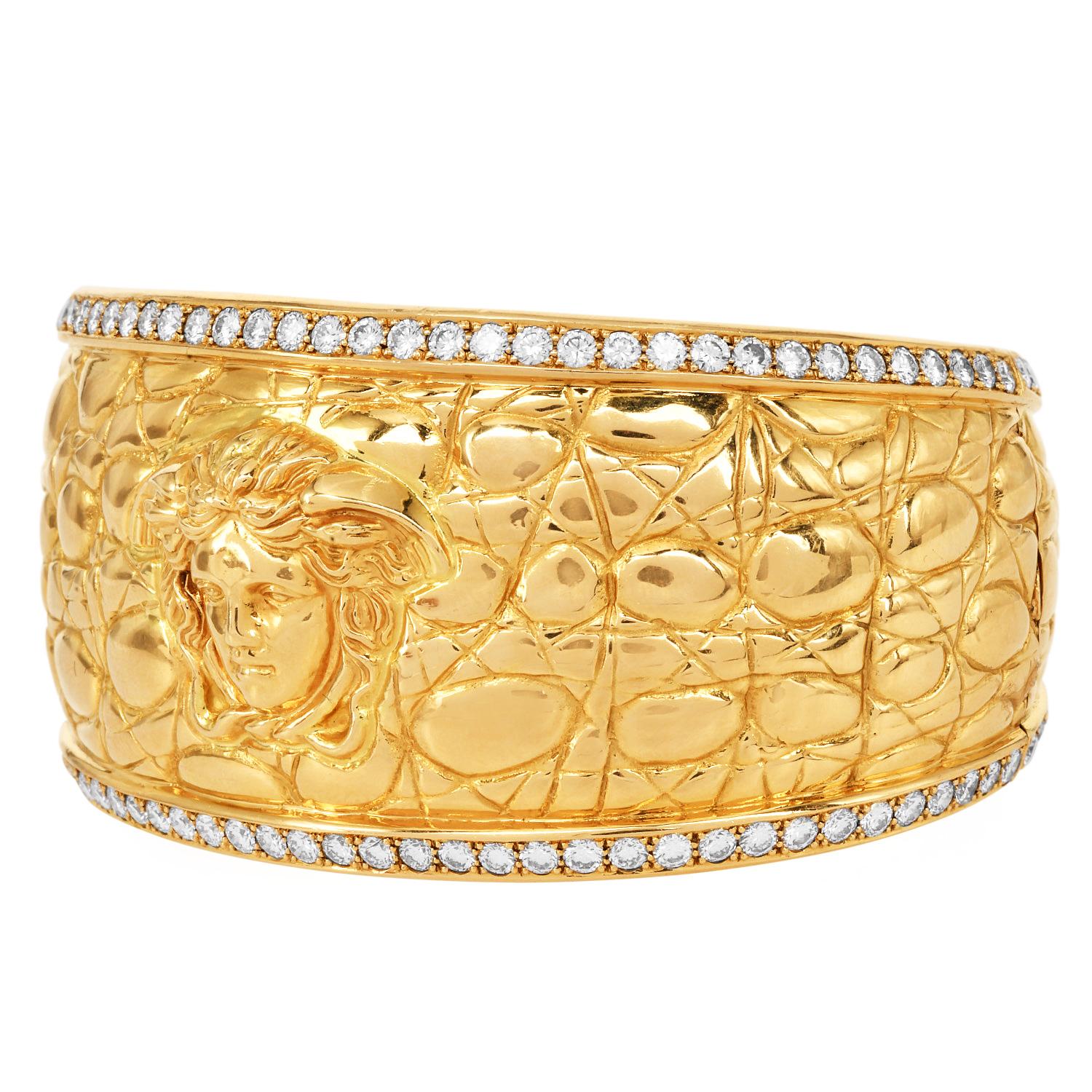 Pulsera brazalete Versace Diamond Medusa Open Cuff Amarillo 18k en Excelente estado para la venta en Miami, FL