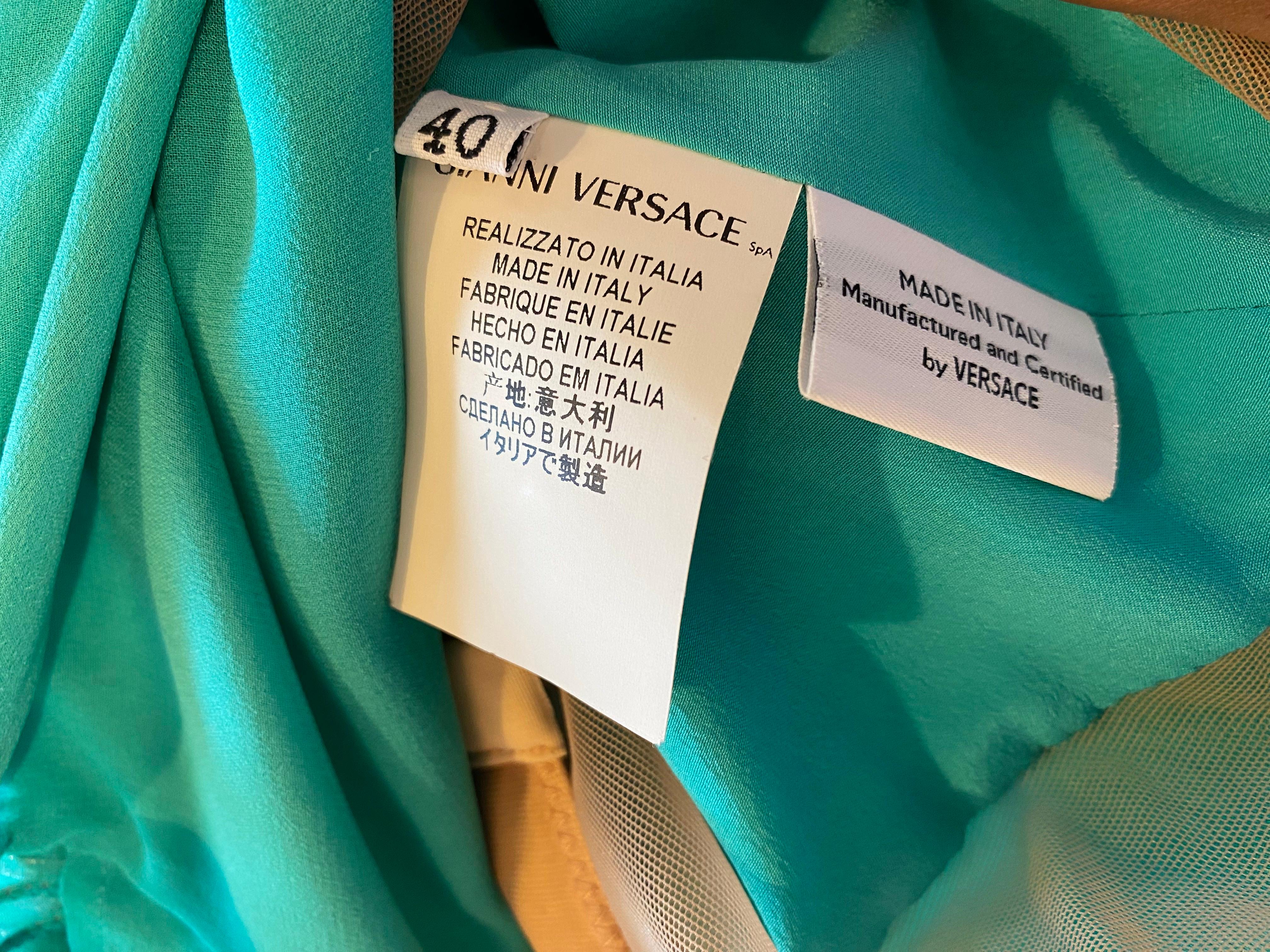 Versace Documented Runway Primavera 2010 Abito monospalla con borchie in metallo Aqua in vendita 9