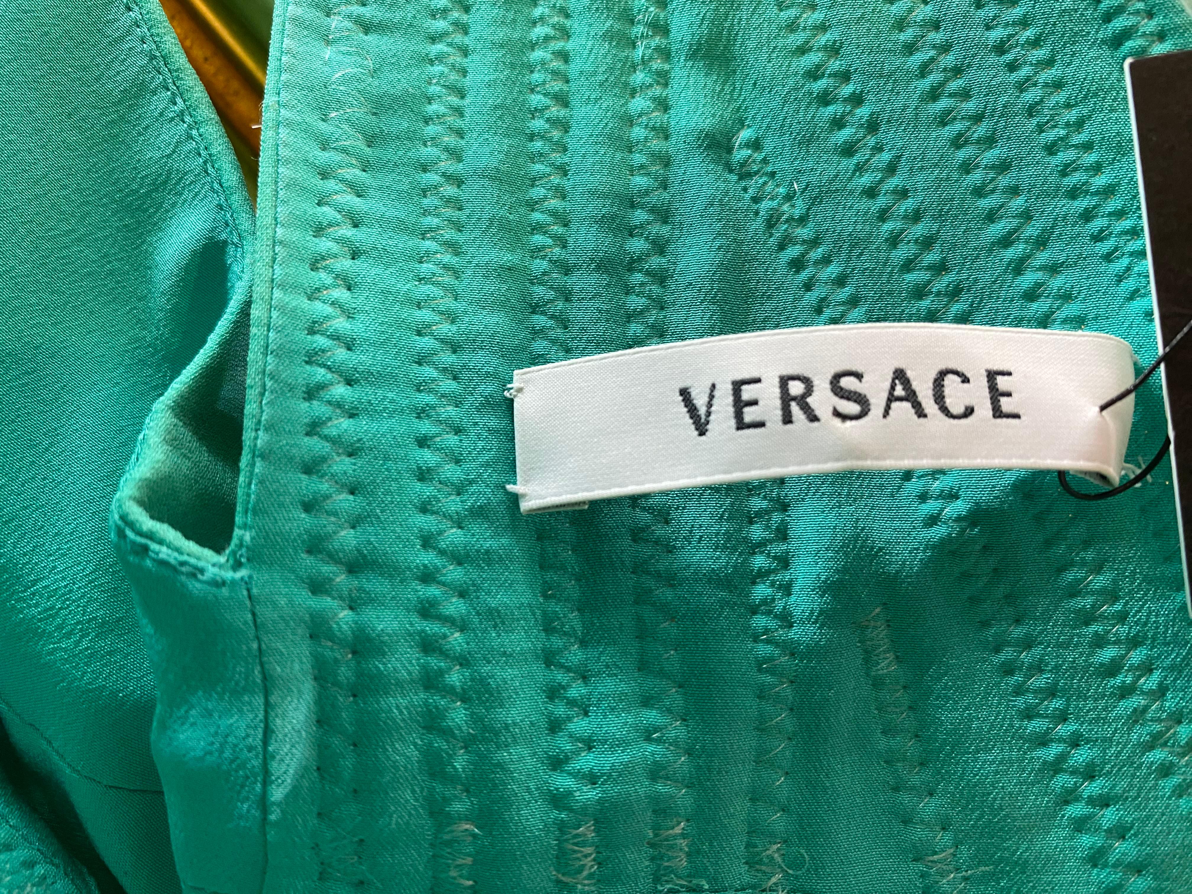 Versace Documented Runway Primavera 2010 Abito monospalla con borchie in metallo Aqua in vendita 10