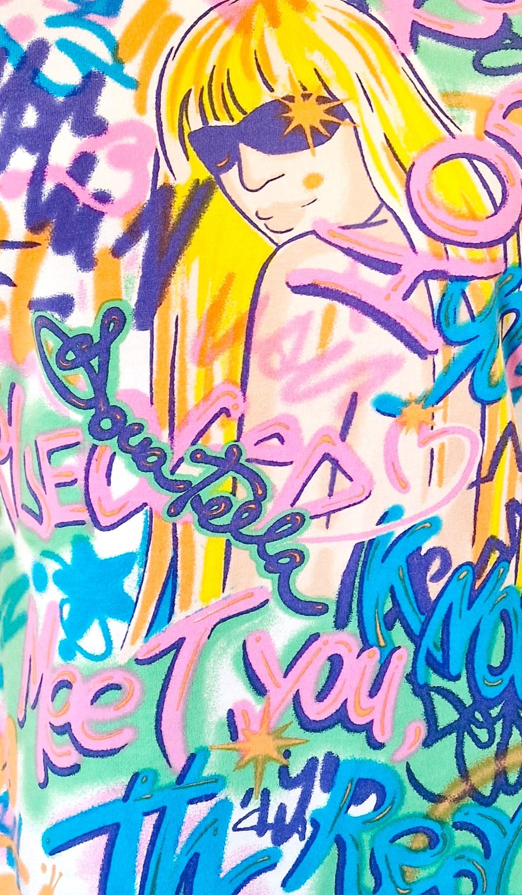 
Donatell Neon-Graffiti-Top von Versace!
SEHR GUTER Zustand.

GRÖSSE
Männer: von XS bis kleiner mittel.
Frauen: von mittel bis groß
Kein Label für die Größe.
Länge: 60 cm / 23.6 inch
Oberweite: 46 cm / 18.1 inch
Taille: 38 cm / 15 Zoll
Schulter zu