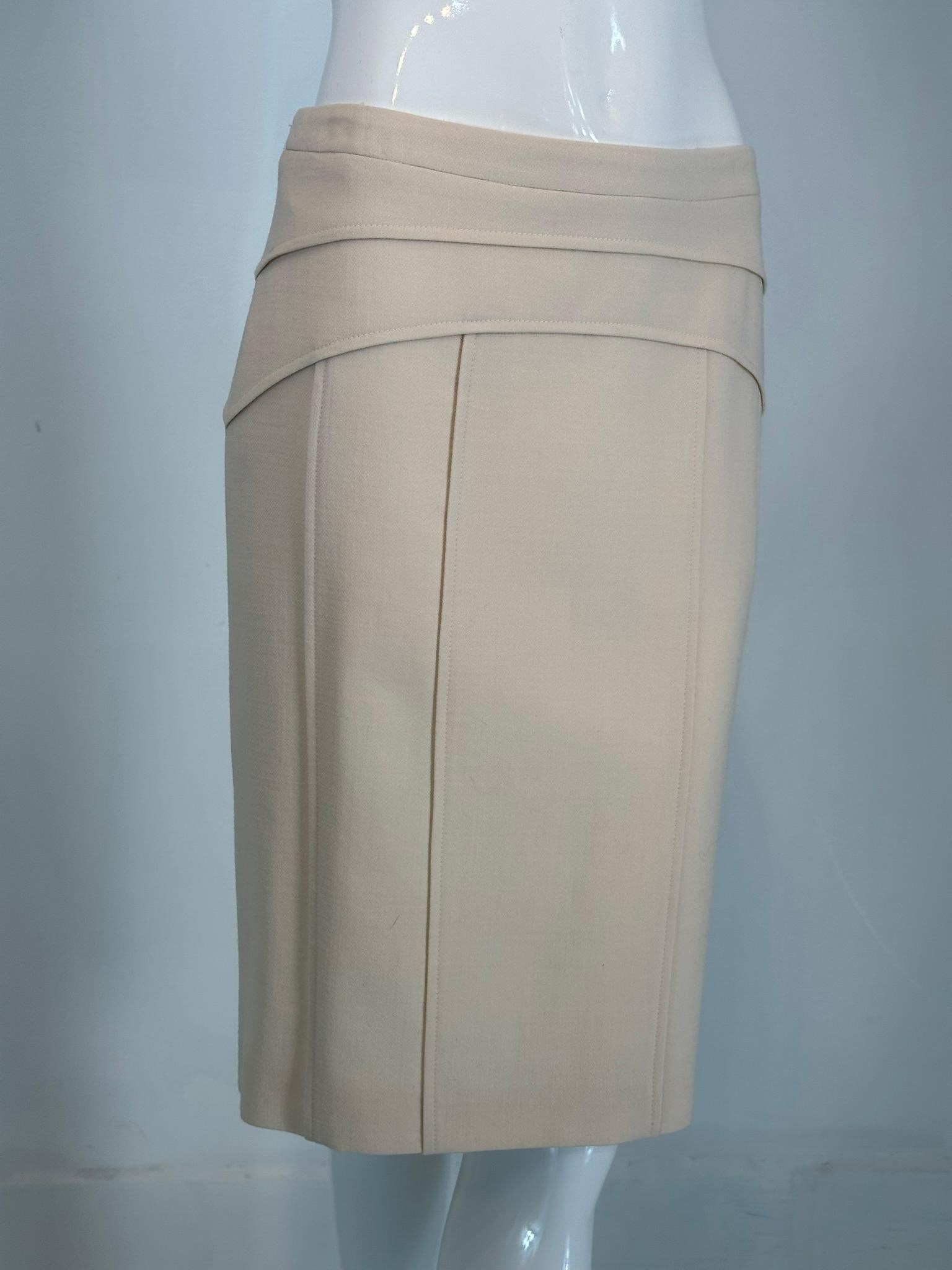 Jupe crayon en laine crème double face de Versace, non portée avec étiquettes.
Taille avec empiècement sur les hanches et coutures plongeantes de chaque côté.
Coutures verticales à plat sur le devant et le dos. Se ferme sur le côté à l'aide d'une