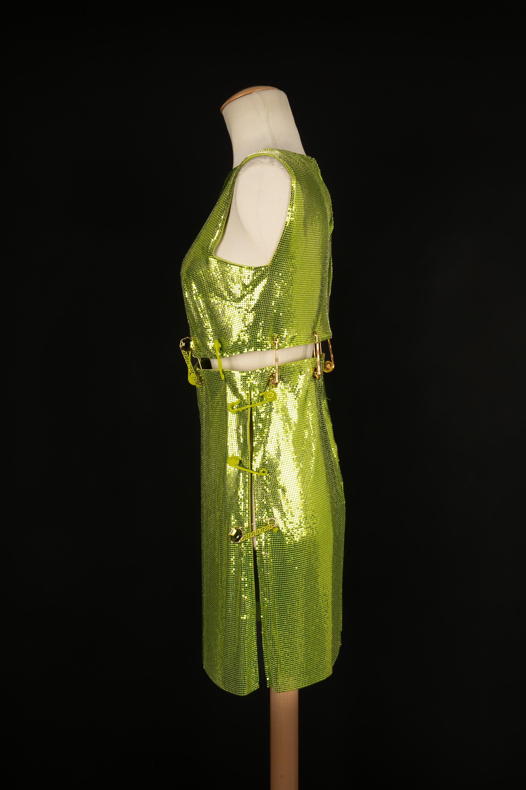 VERSACE - (Made in Italy) Metallic green mesh dress holding impressive safety pins. 36FR size indicated. 2022 Spring-Summer Collection.

Condition:
Very good condition

Dimensions:
Chest length: 40 cm - Waist: 36 cm - Hips: 42 cm - Length: 86