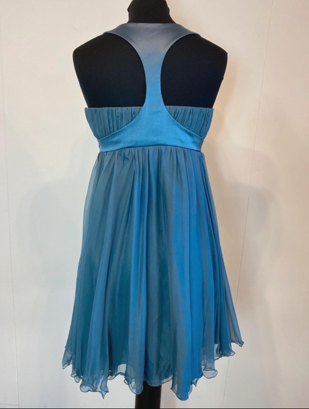 Versace dress in baby blue silk. Left side zipper and small band under the bust. Internal padding on the breast.
The dress is in good condition.
Length 87 cm
Shoulder straps 20 cm
Shoulders cm 29
Chest 38 cm