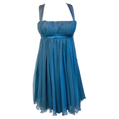 Robe Versace en soie bleu bébé.