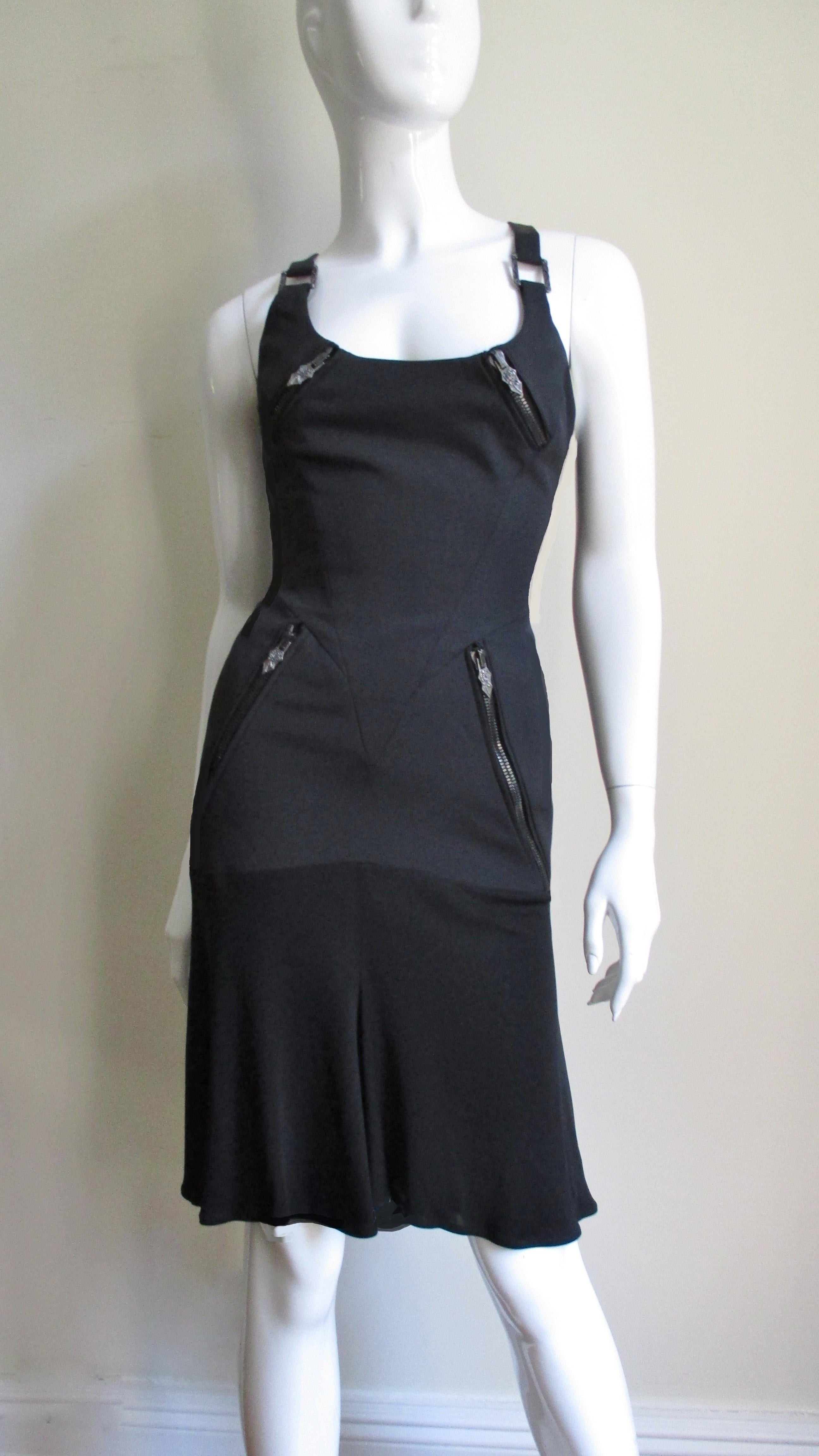 Une fabuleuse robe noire en soie de Versace.  Le corsage est doté d'une encolure dégagée sur le devant, de coutures princesse pour un ajustement parfait et de bretelles de 1 pouce rejoignant des carrés de métal argenté des deux côtés du dos en V. Il
