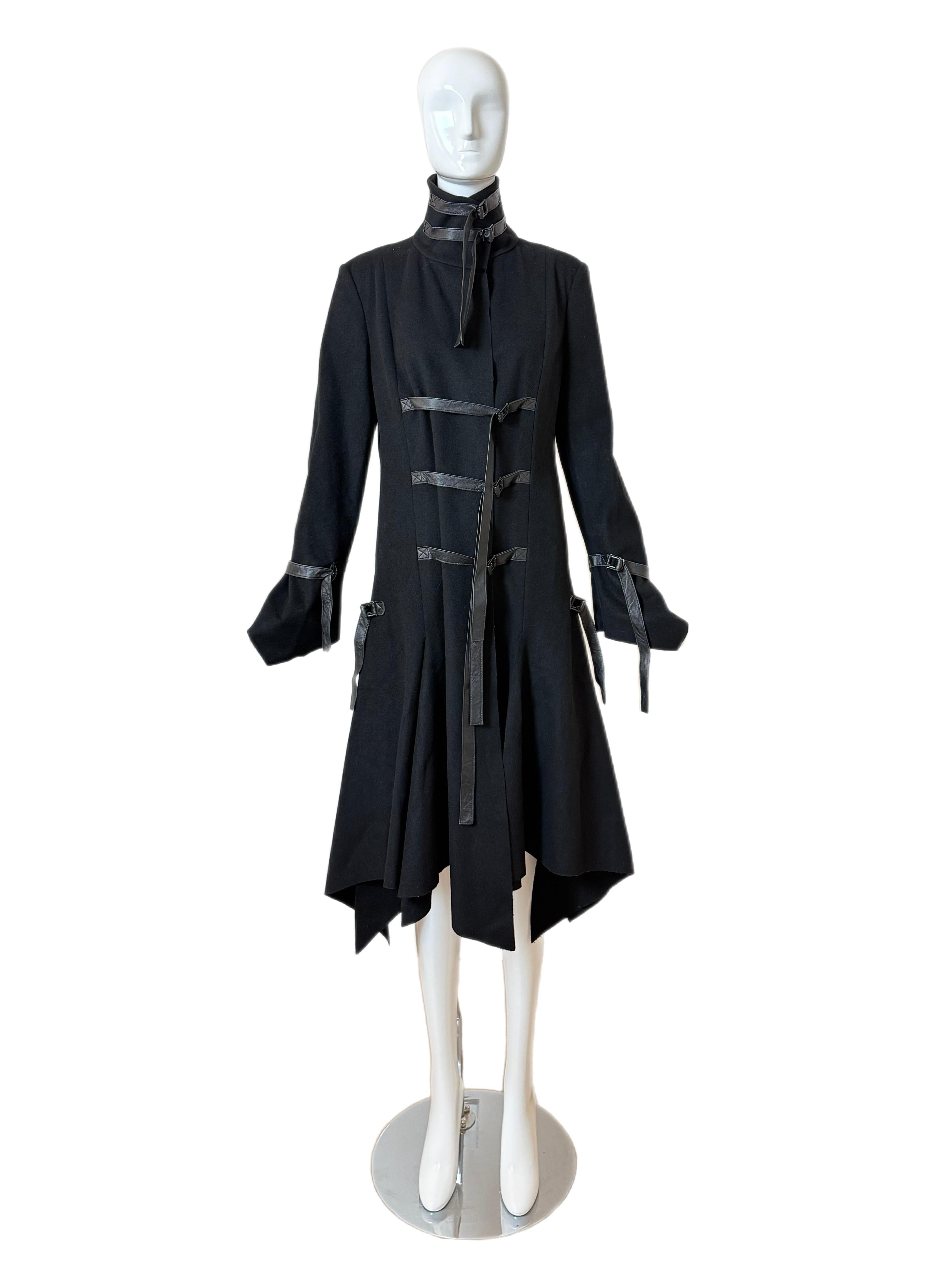 VERSACE Early 00's Vintage Black Bondage Leather Accent Coat Jacket Belt Pour femmes en vente