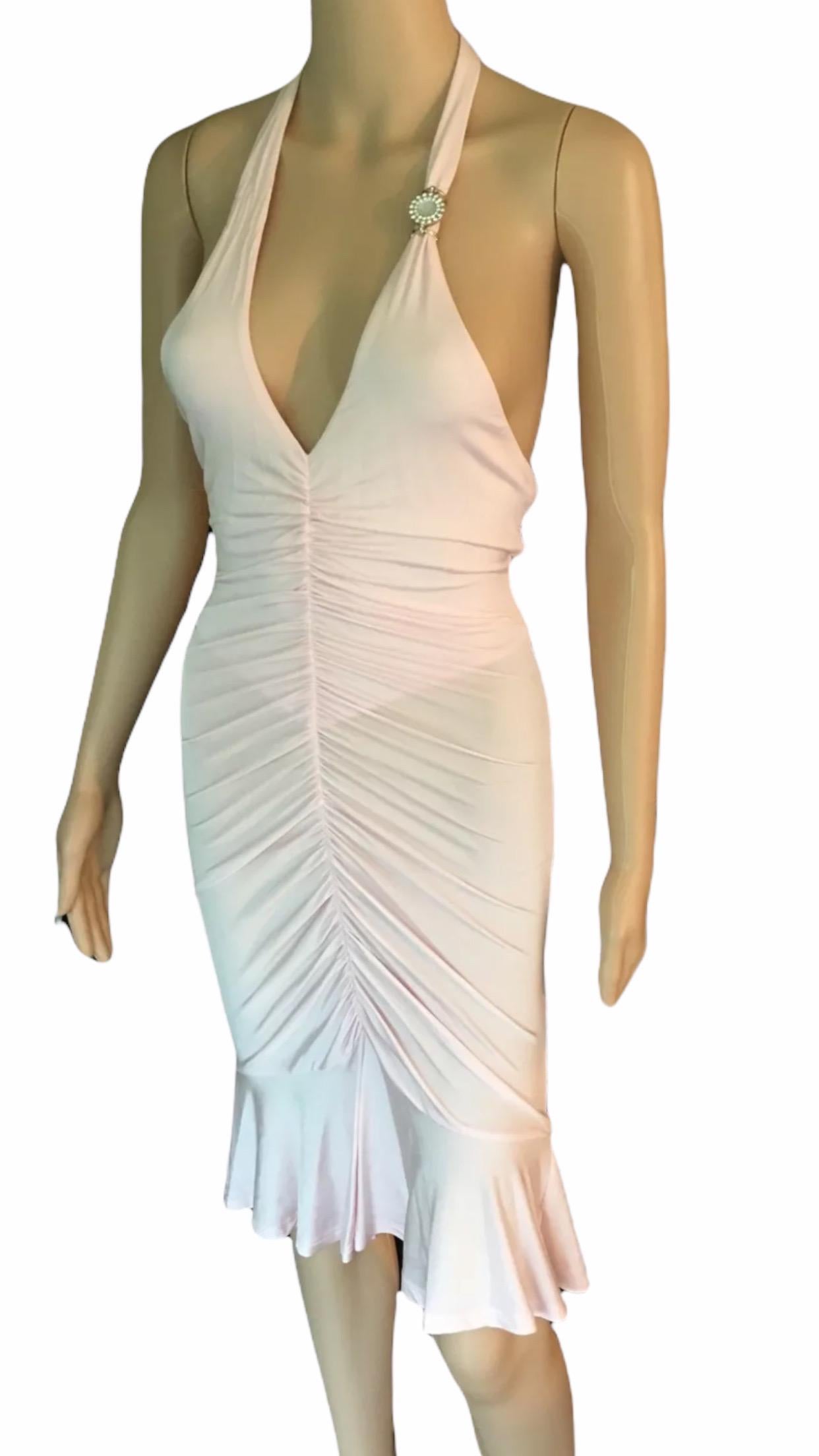Versace frühen 2000er Jahre verschönert Plunged Halter offen zurück geraffte Minikleid Sz S

Hellrosa Neckholder-Kleid von Versace mit Rüschen vorne und Schlüsselloch am Ausschnitt. Er kann auf 2 verschiedene Arten gestylt werden. Größe nicht