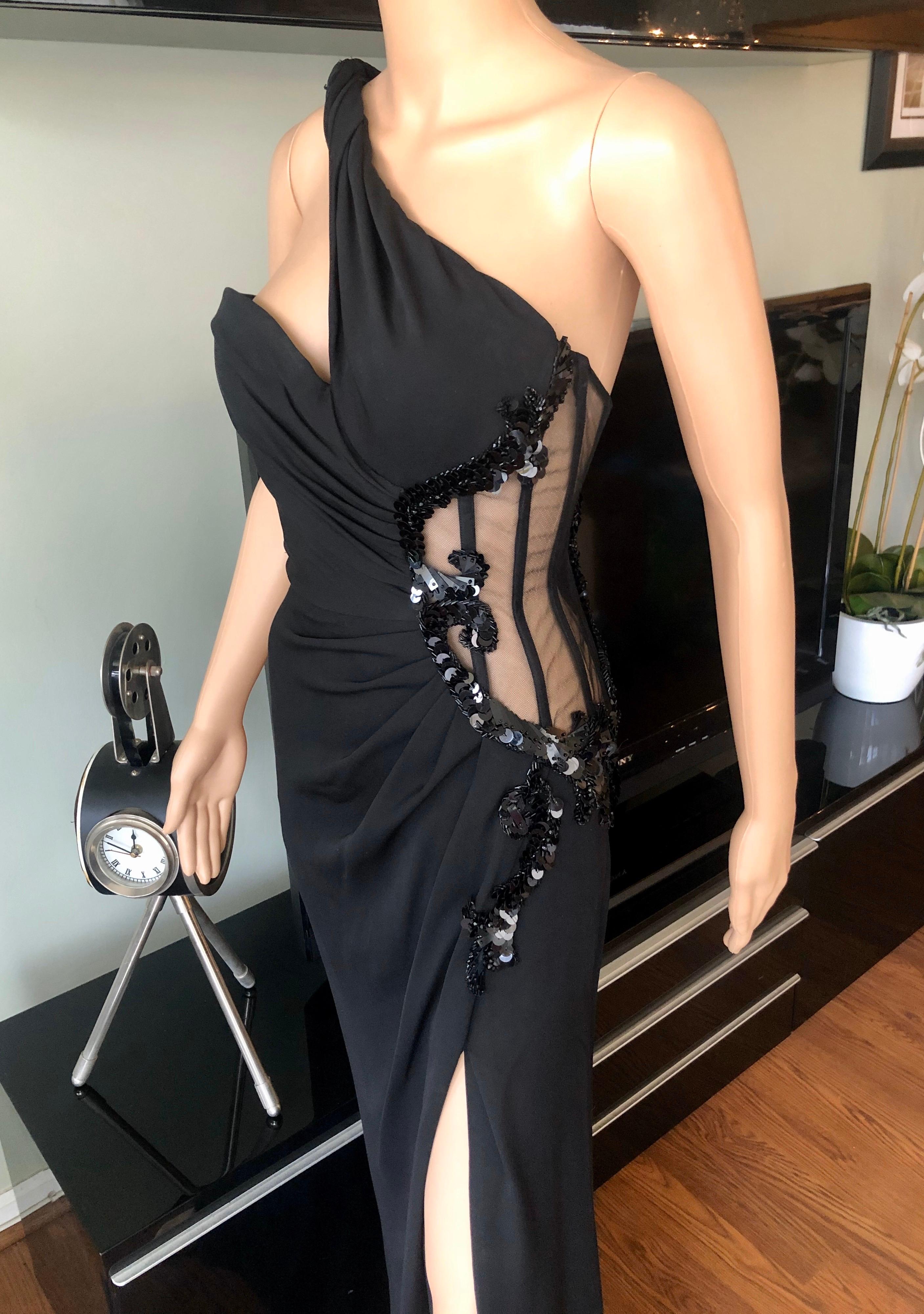 Versace Vestido de noche negro de un hombro con corpiño adornado IT 40

Vestido de noche negro Versace con corpiño de malla transparente adornado en el lateral, diseño de un solo hombro y cierre de cremallera oculta en el lateral.
