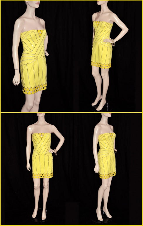 Mit diesem gelben Minikleid von Versace aus Stretch-Baumwolle mit silbern schimmernden Nietenstreifen bringen Sie kräftige Farben in Ihre Cocktailgarderobe. 
Tragen Sie diesen trägerlosen Power-Piece mit hochhackigen Schuhen und einer gehörigen