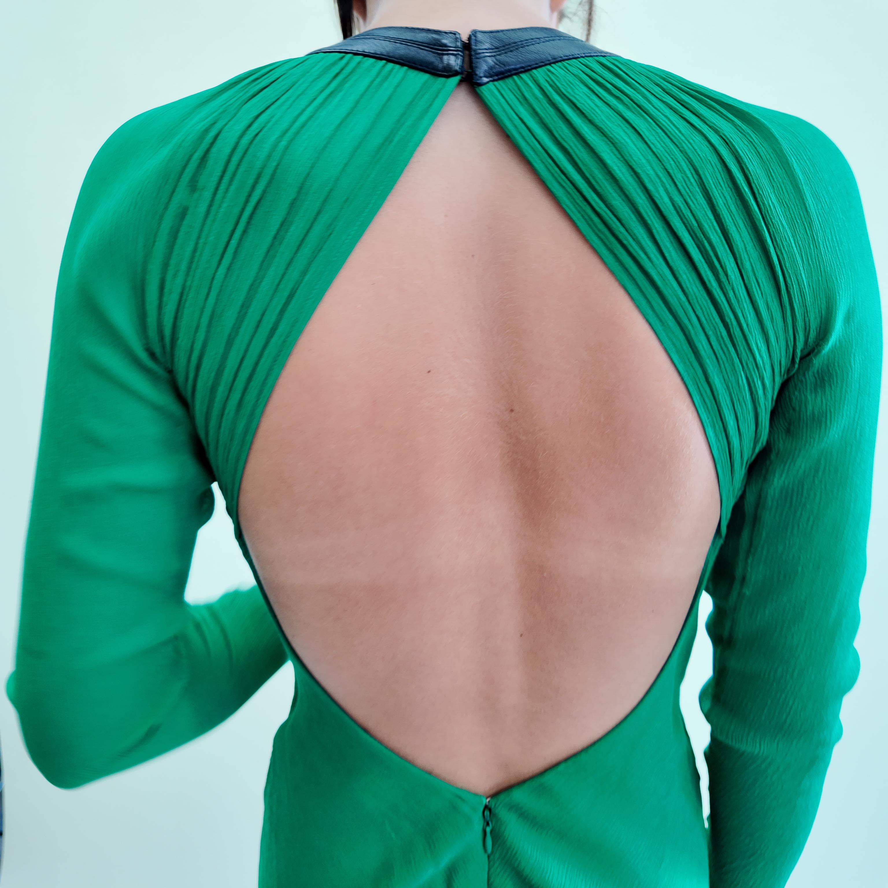Versace Verde Esmeralda Otoño 2001 Vestido con Espalda Abierta en venta 4