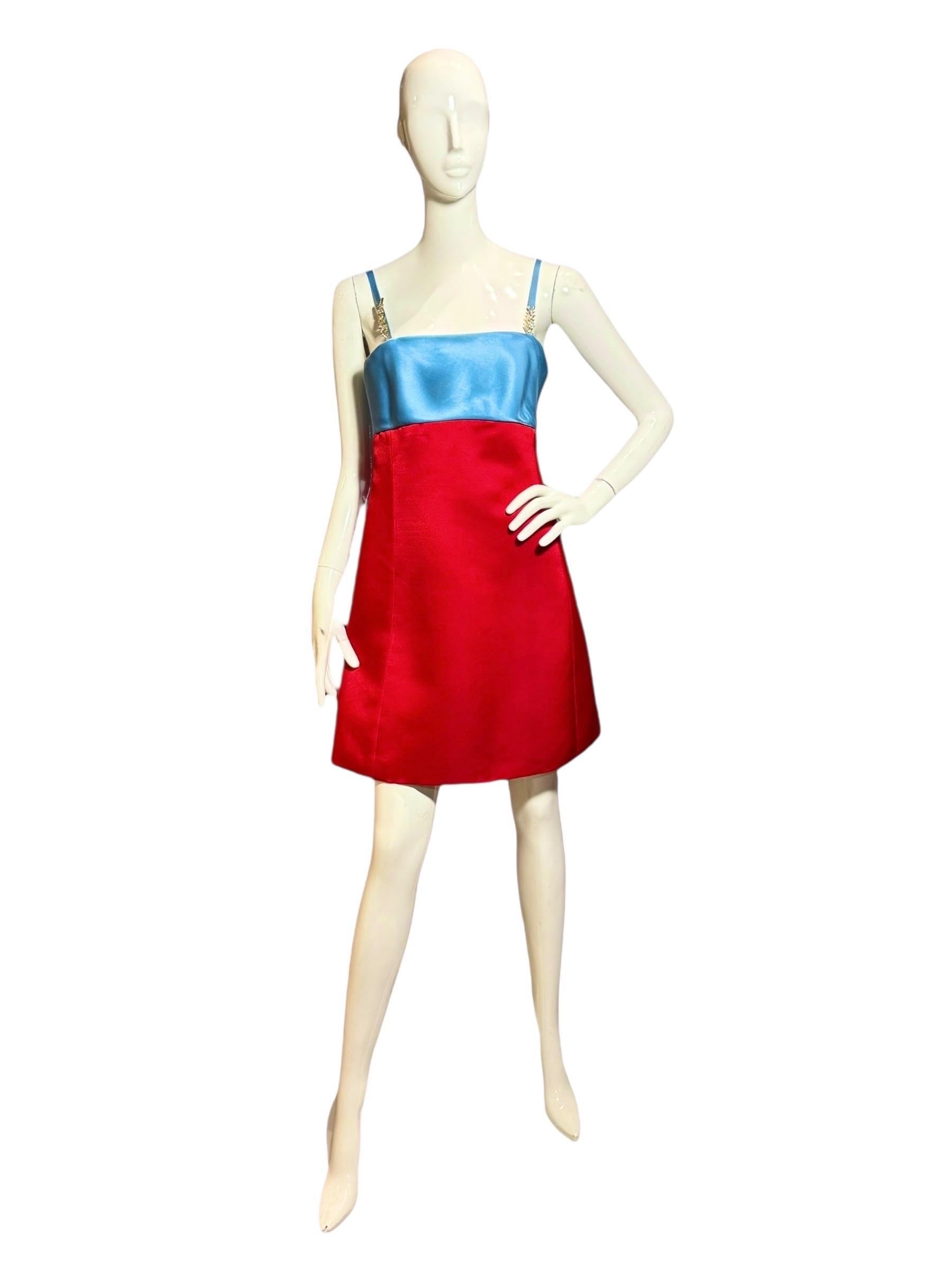 Versace A/I 1996 Mini abito in raso colorblock rosso e blu con cinturini con logo in cristallo in vendita 5
