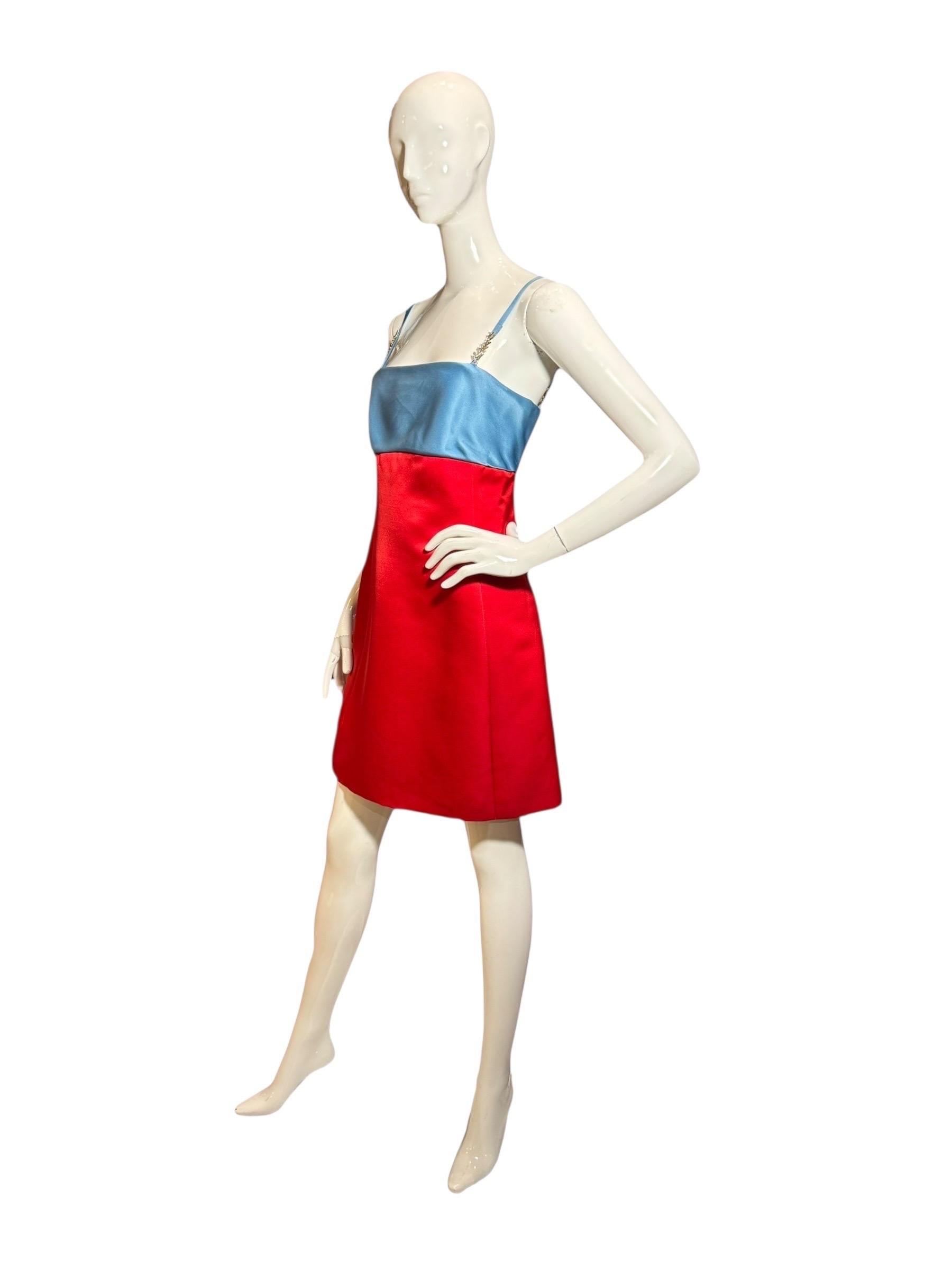 Versace A/I 1996 Mini abito in raso colorblock rosso e blu con cinturini con logo in cristallo in vendita 7