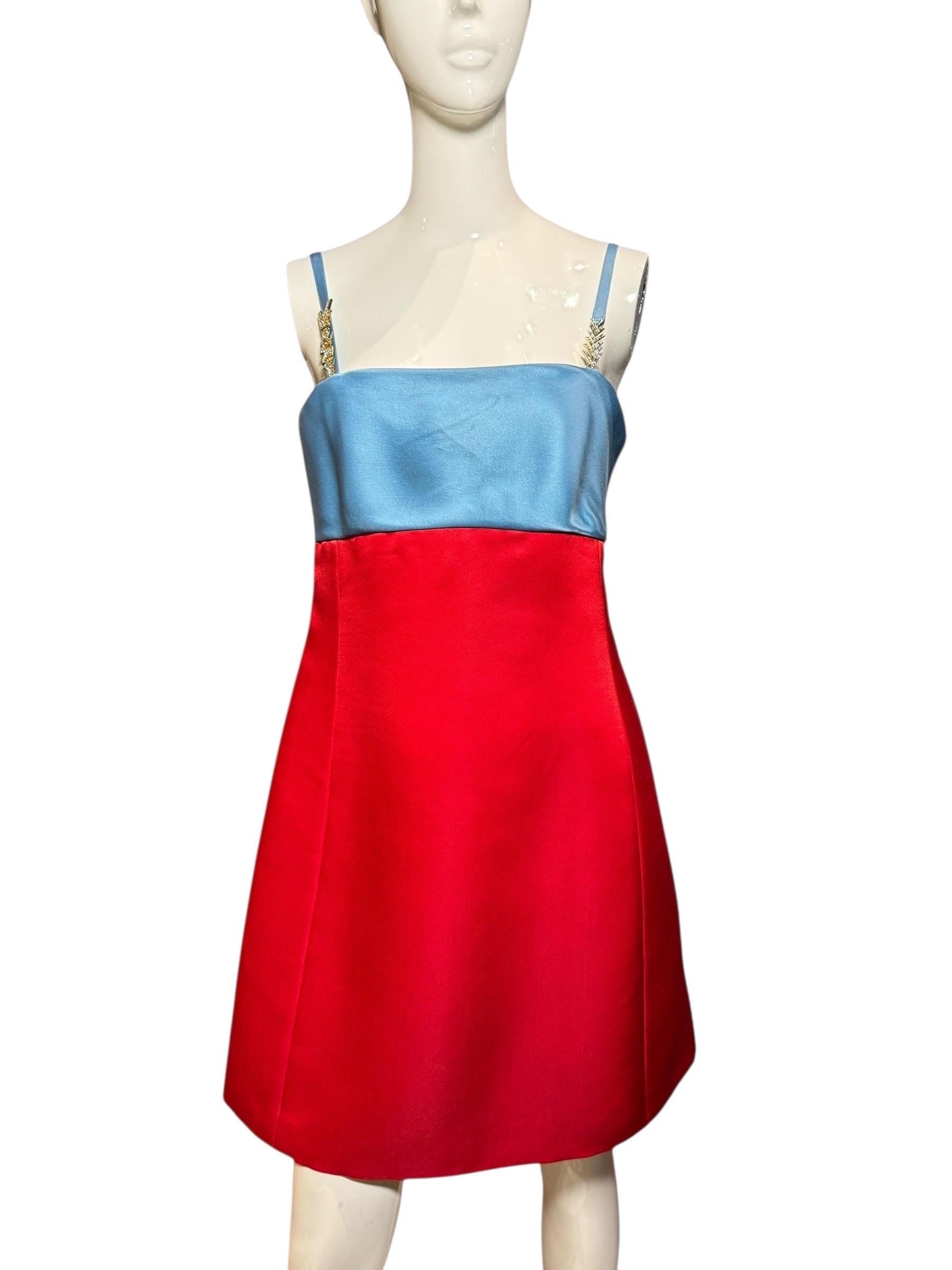 Versace A/I 1996 Mini abito in raso colorblock rosso e blu con cinturini con logo in cristallo in vendita 8