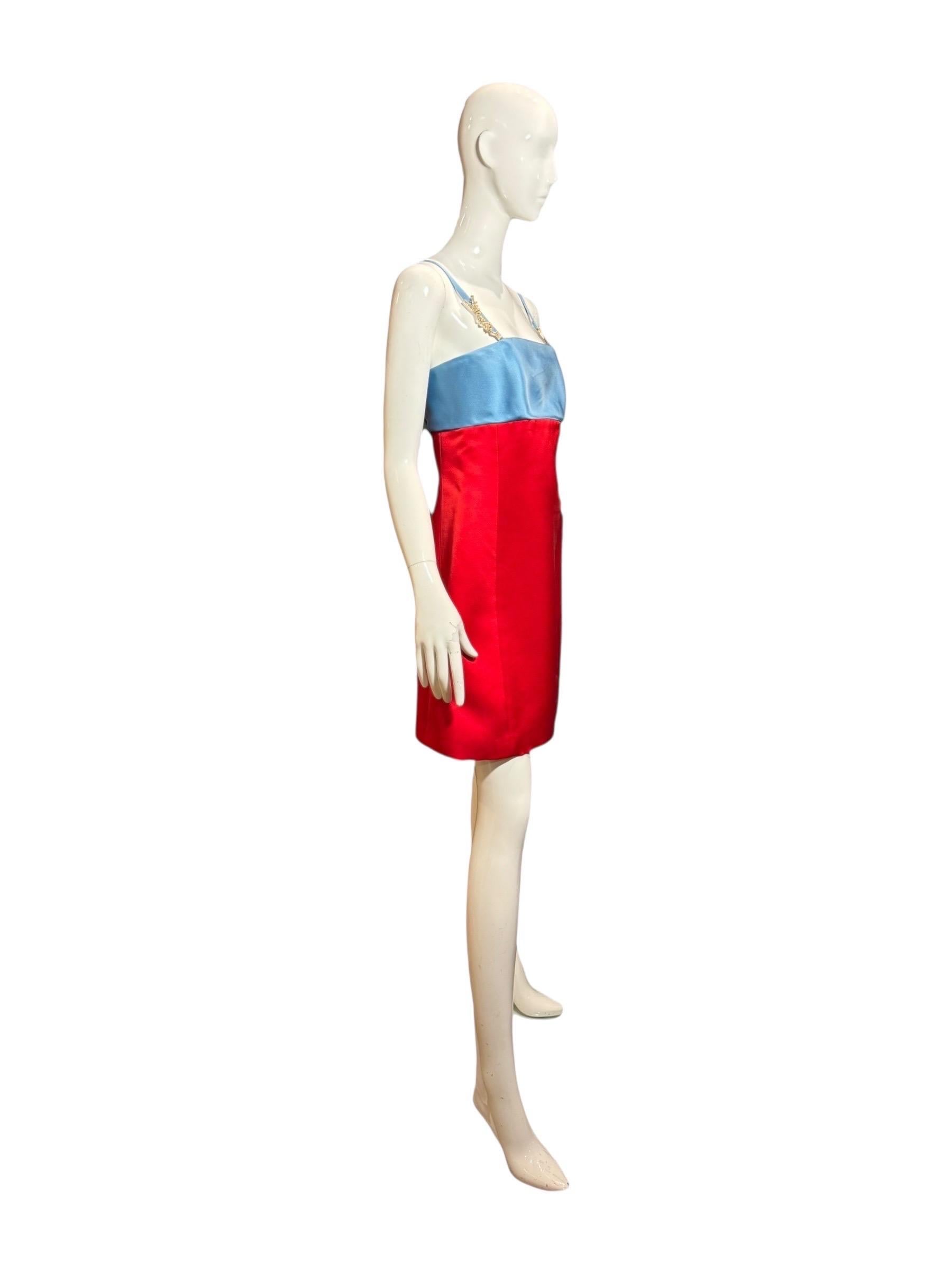 Un pezzo raro e iconico della collezione Autunno/Inverno 1996 di Gianni Versace, questo mini abito in raso rosso e blu incarna il glamour elettrico della fine degli anni '90 di Versace. Indossato in passerella dalla modella Kristen McMenamy, l'abito