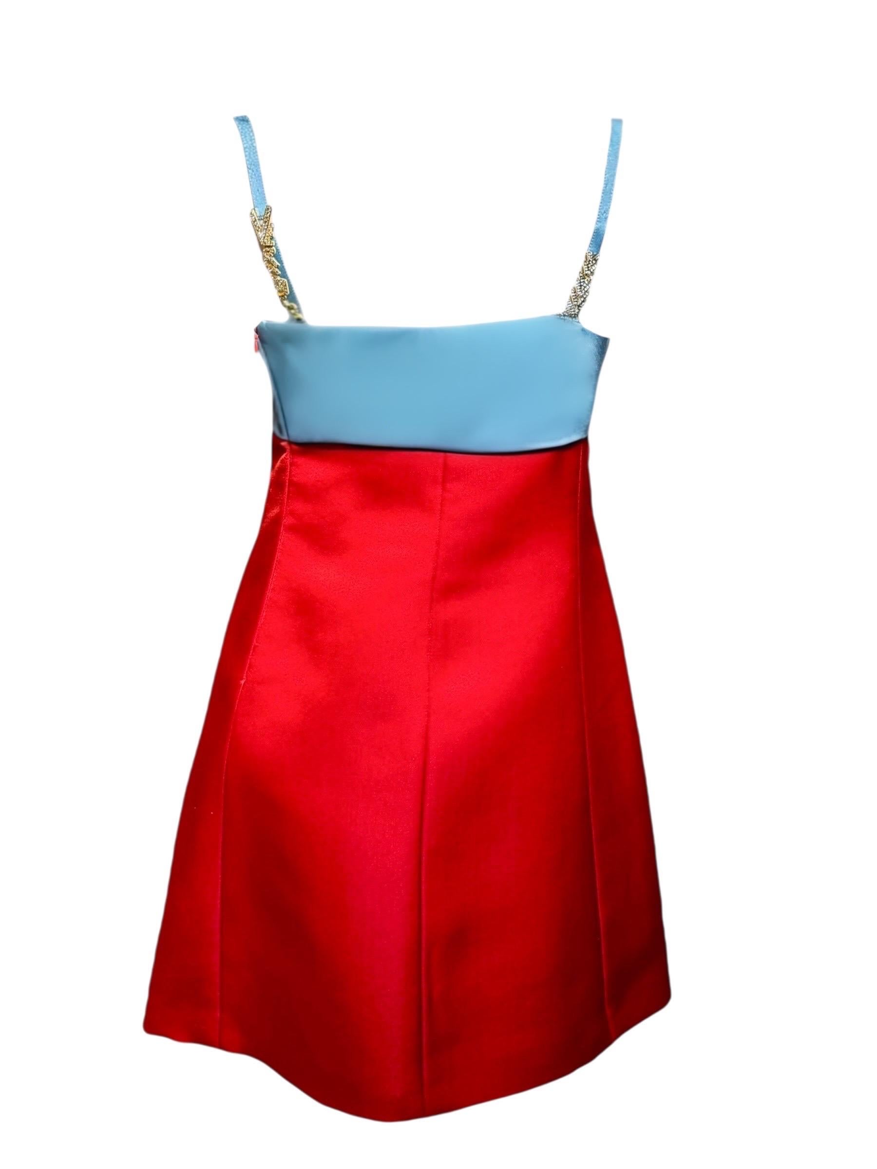 Rosso Versace A/I 1996 Mini abito in raso colorblock rosso e blu con cinturini con logo in cristallo in vendita