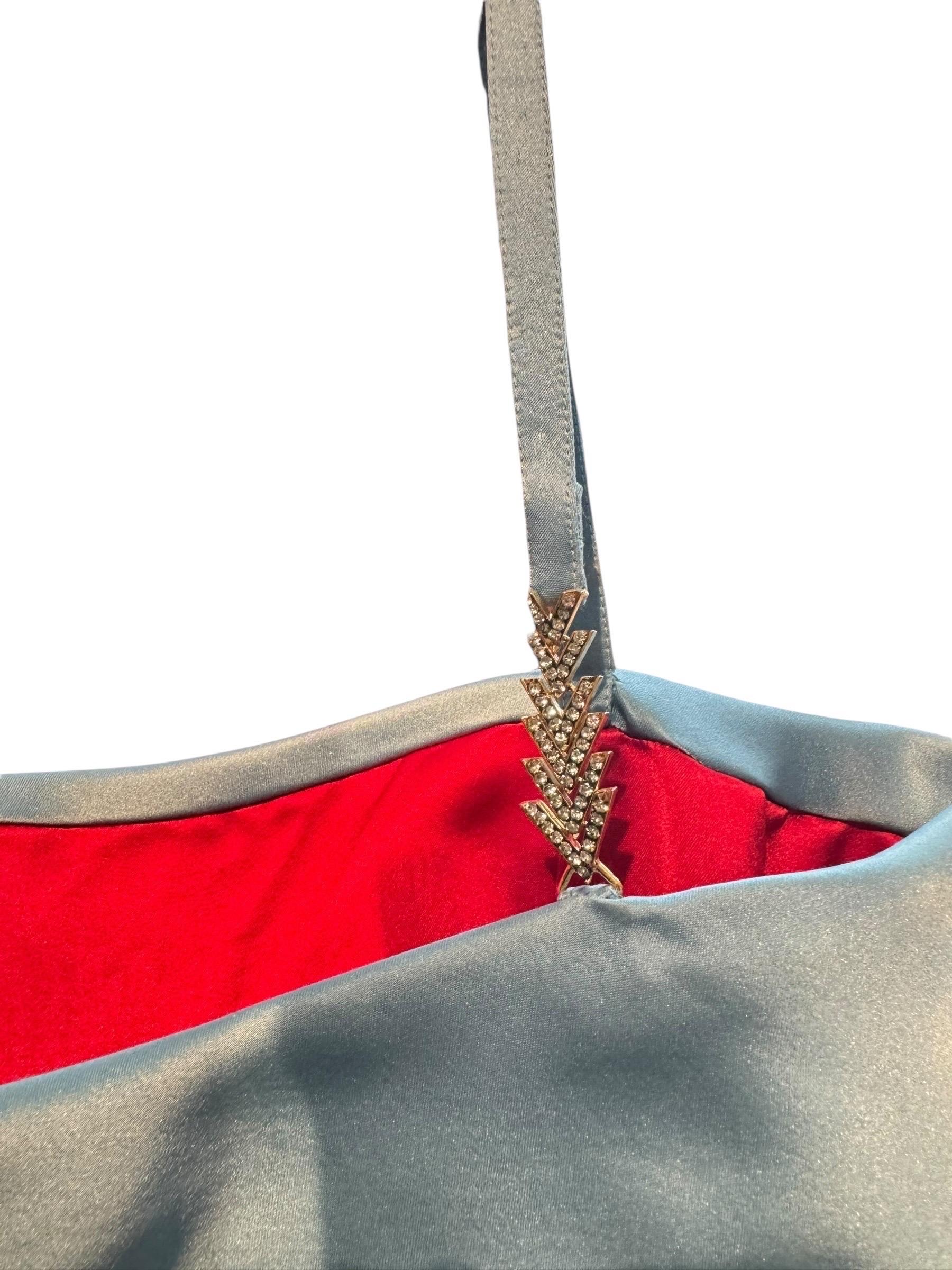 Versace A/I 1996 Mini abito in raso colorblock rosso e blu con cinturini con logo in cristallo In condizioni ottime in vendita a Kingston, NY