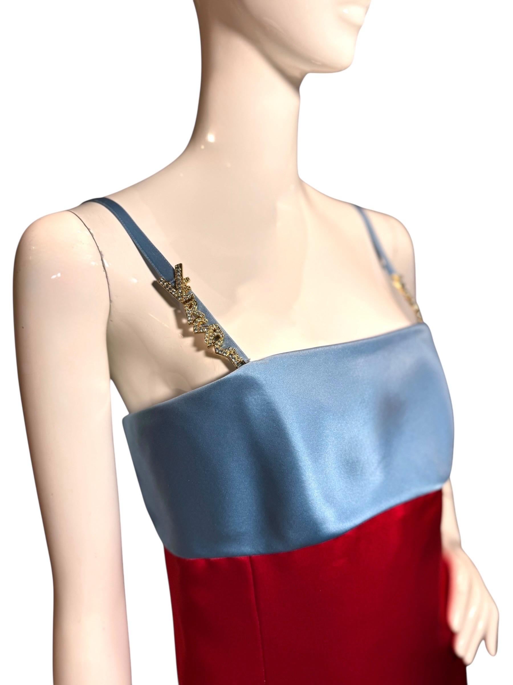 Versace A/I 1996 Mini abito in raso colorblock rosso e blu con cinturini con logo in cristallo in vendita 3
