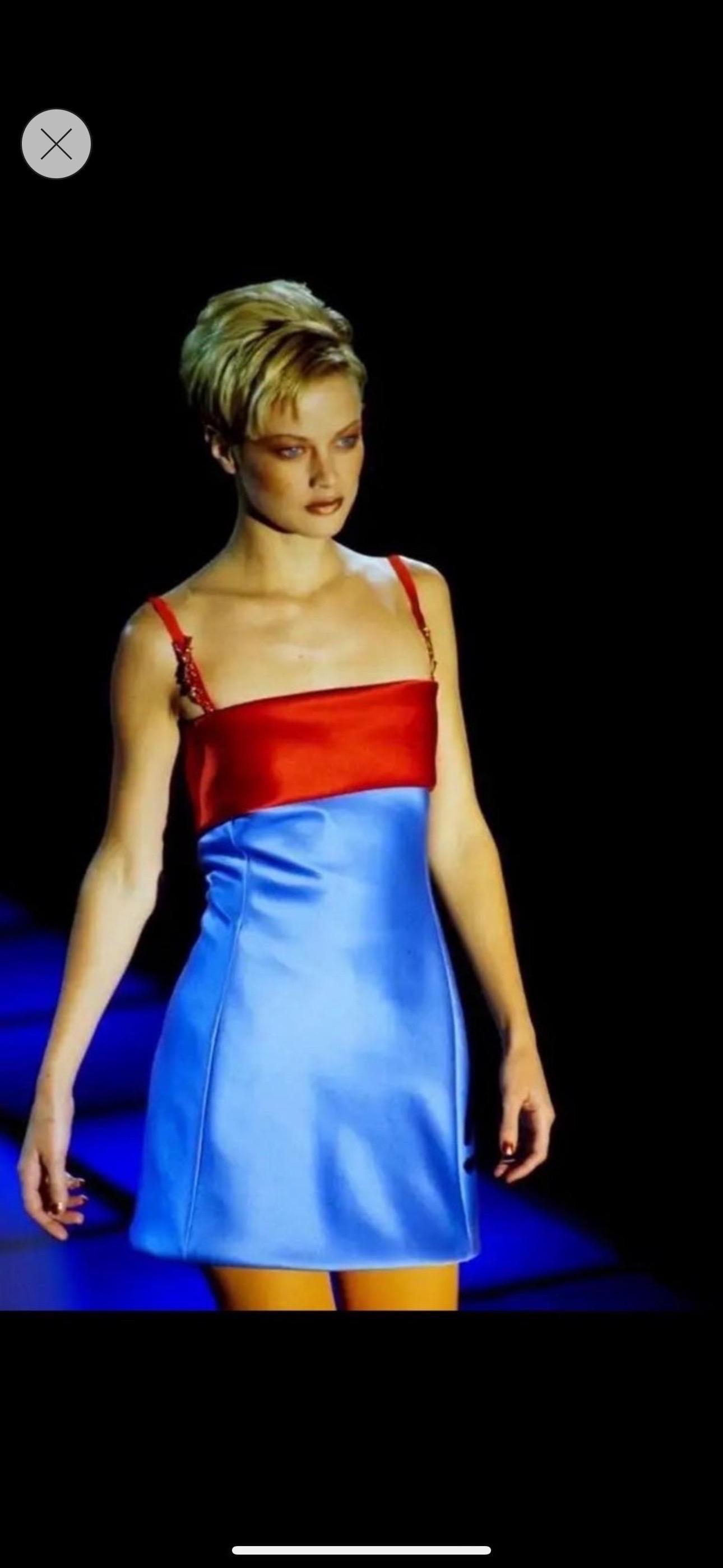 Versace A/I 1996 Mini abito in raso colorblock rosso e blu con cinturini con logo in cristallo in vendita 4