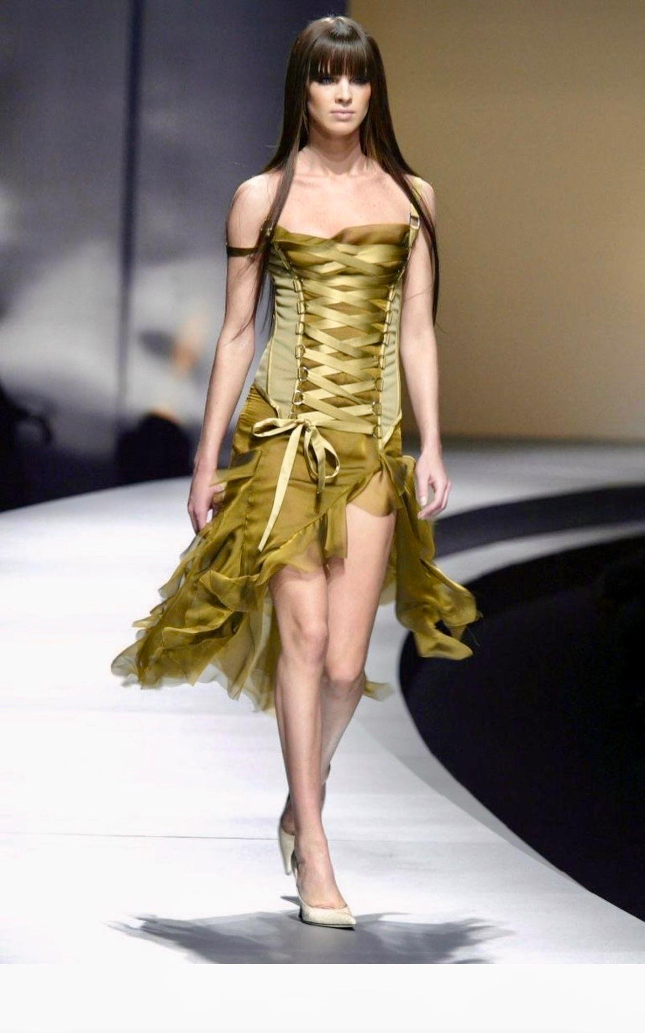 Versace A/I 2003: abito in chiffon di seta increspato con pizzo e increspature, con un'increspatura che si estende su tutta la lunghezza del corpo. in vendita 7