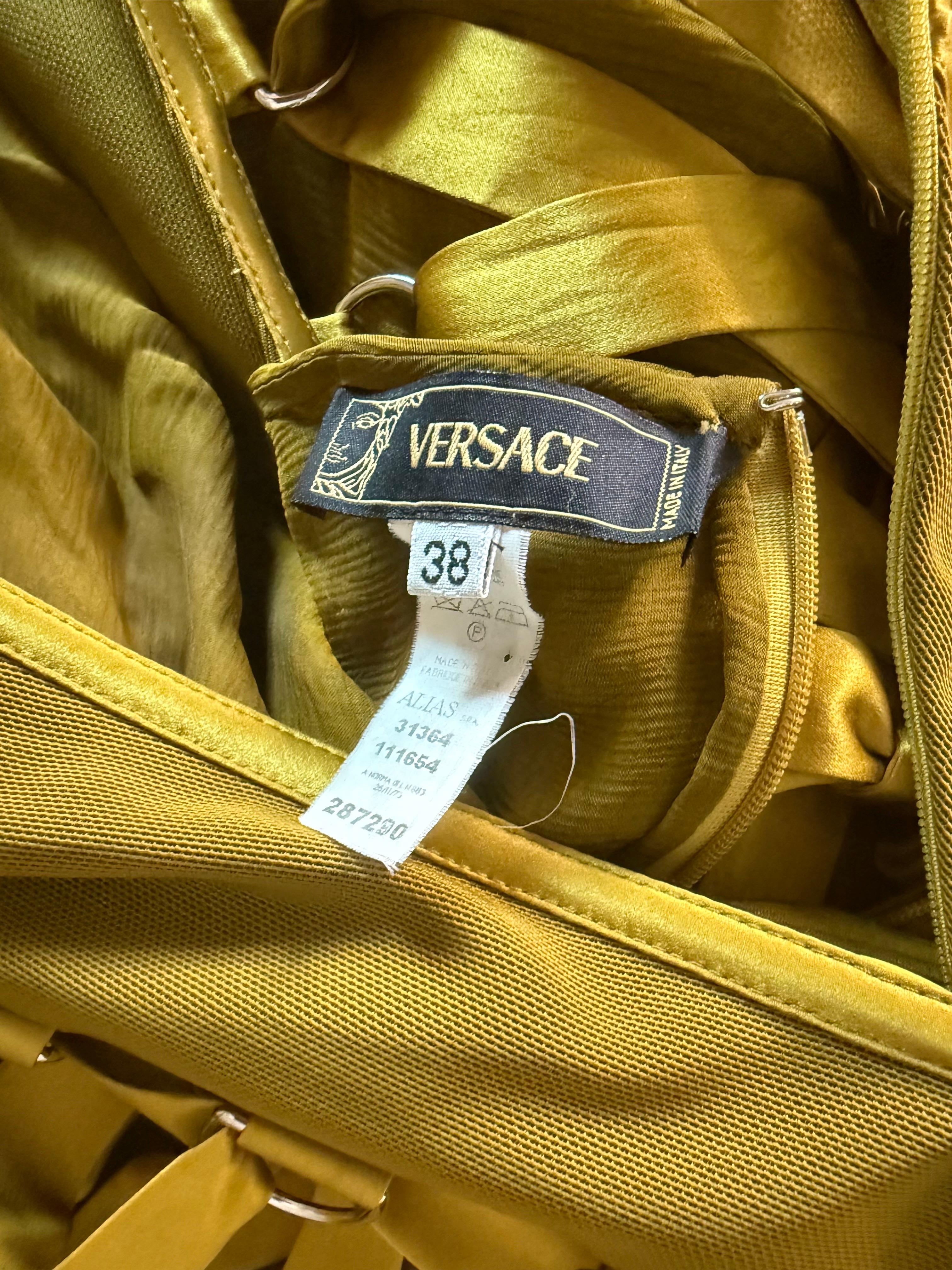Versace A/I 2003: abito in chiffon di seta increspato con pizzo e increspature, con un'increspatura che si estende su tutta la lunghezza del corpo. in vendita 12
