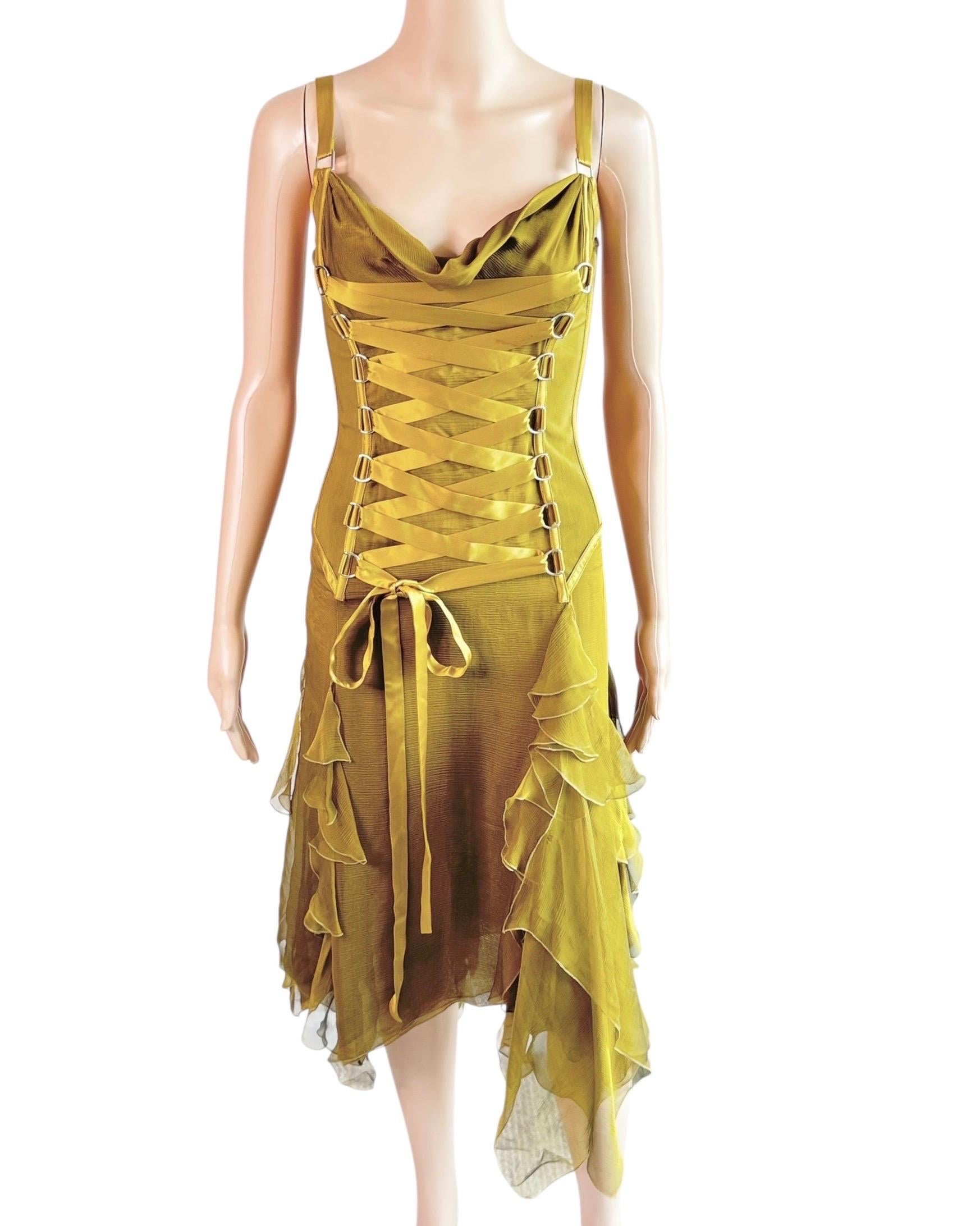 Versace A/I 2003: abito in chiffon di seta increspato con lacci e increspature, di colore verde oliva.

Look 36 della Collezione Autunno 2003 di Donatella Versace

Come visto su Beyonce, Christina Aguilera due volte a distanza di 22 anni, Rita Ora,