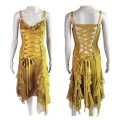 Versace A/I 2003: abito in chiffon di seta increspato con pizzo e increspature, con un'increspatura che si estende su tutta la lunghezza del corpo.