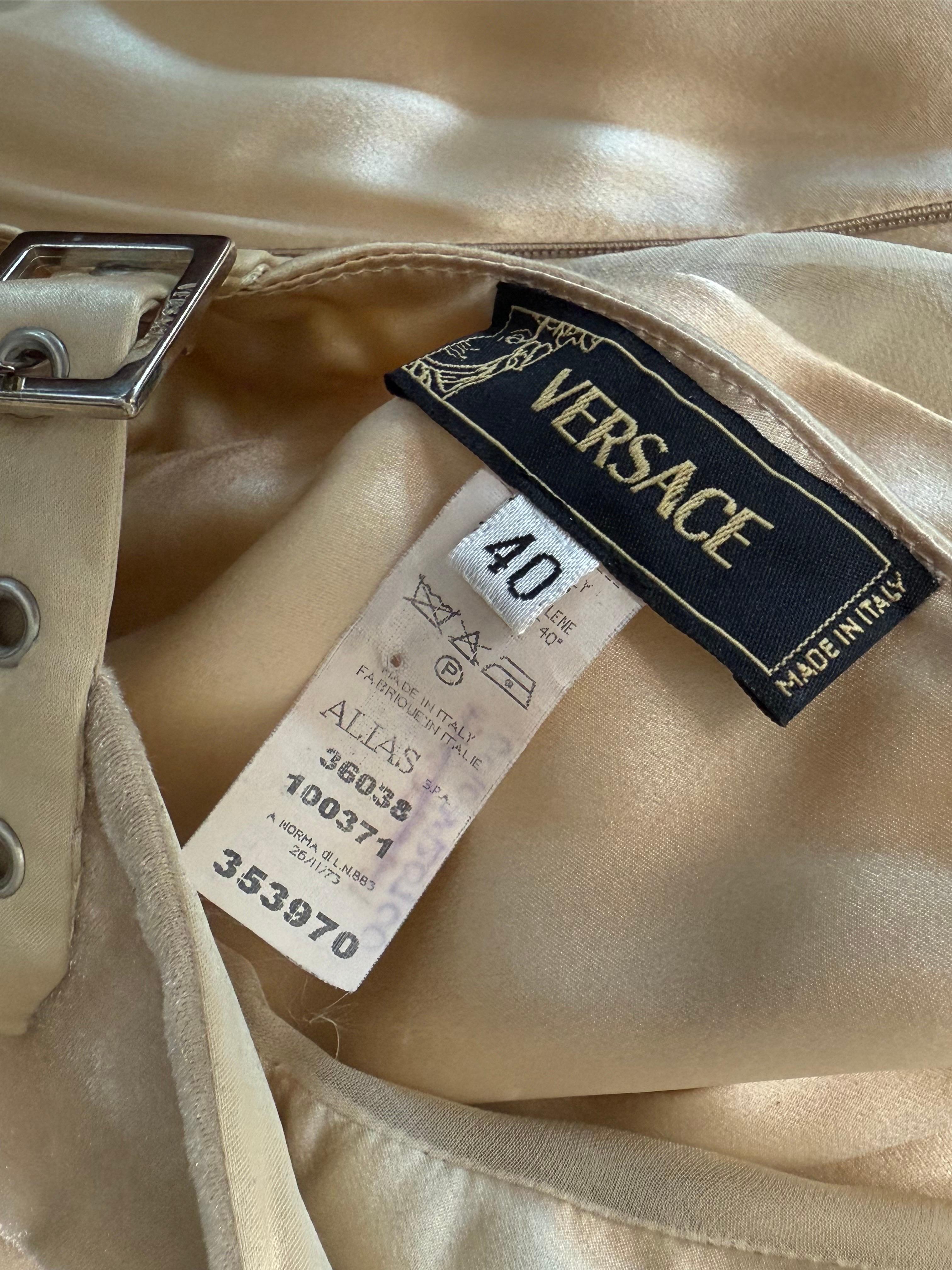 Abito da sera con pannelli trasparenti e fibbie della Campaigner A/I 2004 di Versace in vendita 7