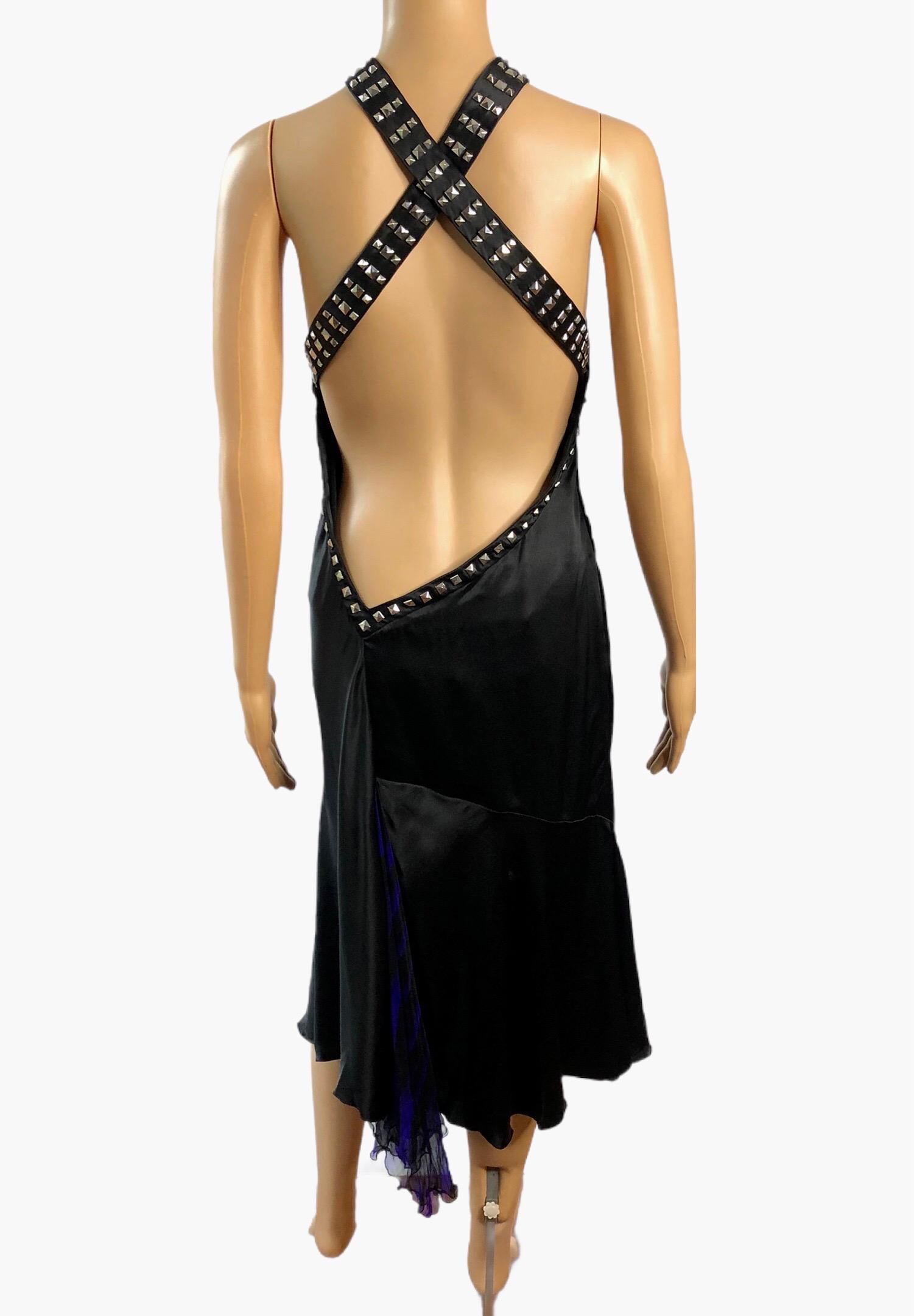 Versace F/W 2004 Verschönertes Nietenhalsband Tiefausschnitt Schlüssellochausschnitt offener Rücken Kleid IT 42

Schwarzes Seidenkleid von Versace mit quadratischen silbernen Nieten, tiefem Neckholder-Ausschnitt und asymmetrischem, offenem