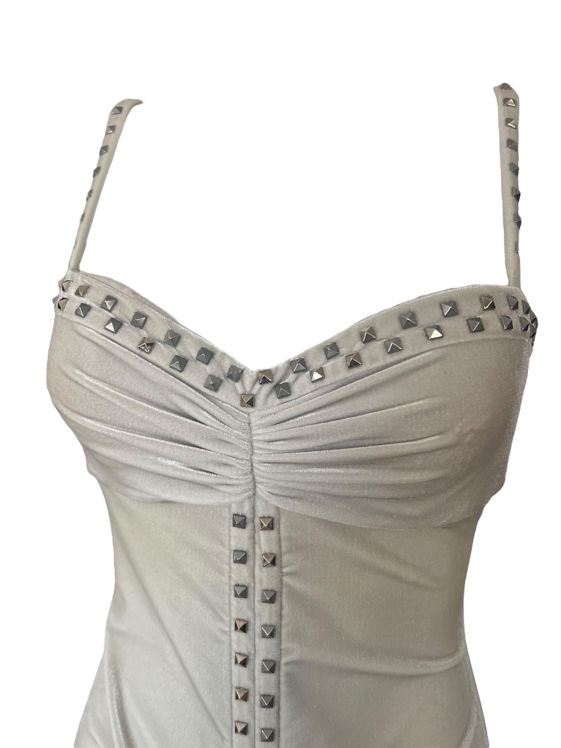Donna Versace A/I 2004 - Vestito bianco increspato con borchie 