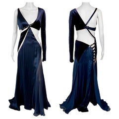 Versace F/W 2004 Laufsteg Ausschnitt durchsichtige Paneele Schnallendetail Abendkleid