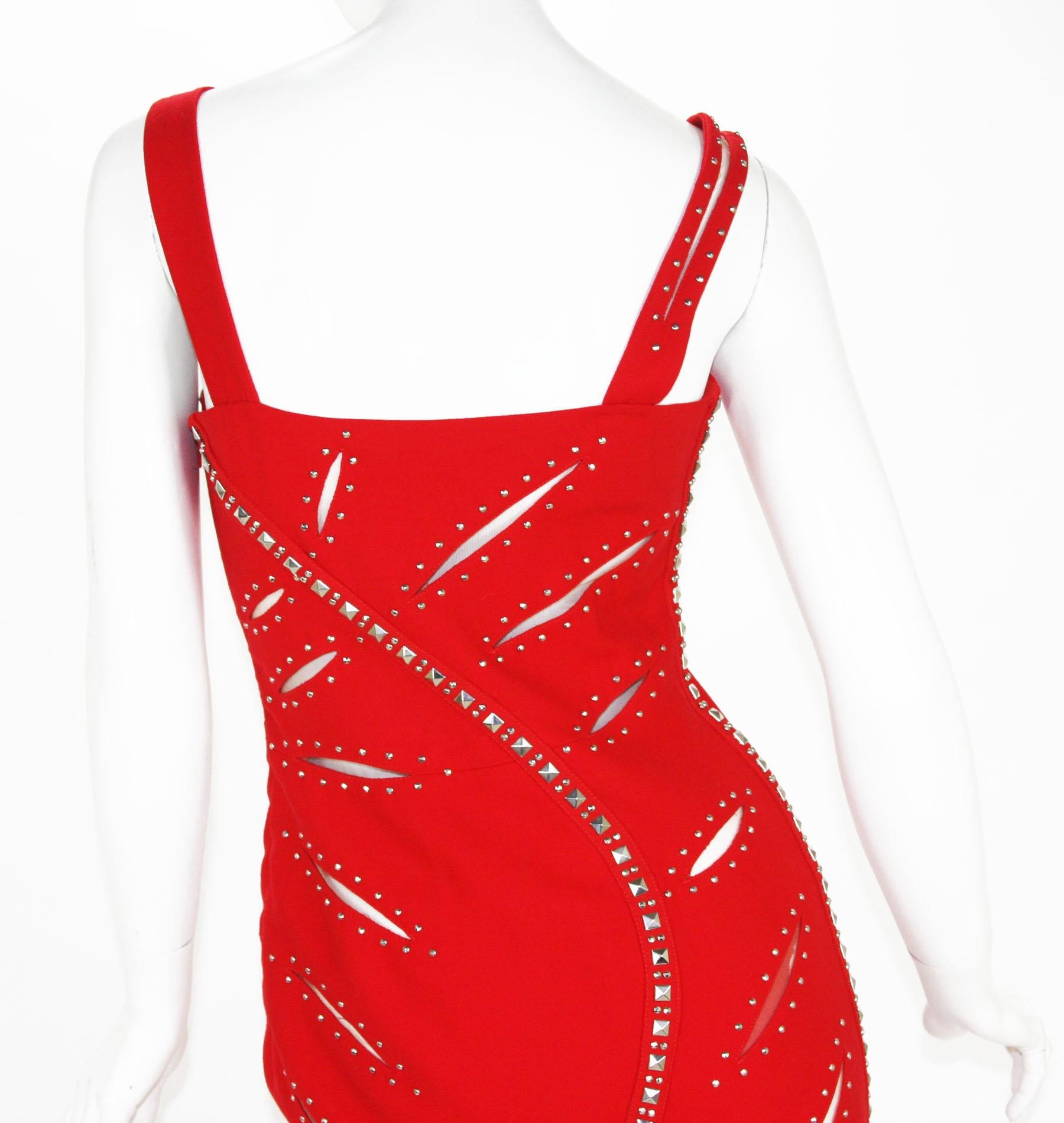 Versace H/W 2004 Laufsteg Rotes durchsichtiges Mesh Cut Out Nieten-Cocktailkleid mit Nieten It. 38 im Angebot 7