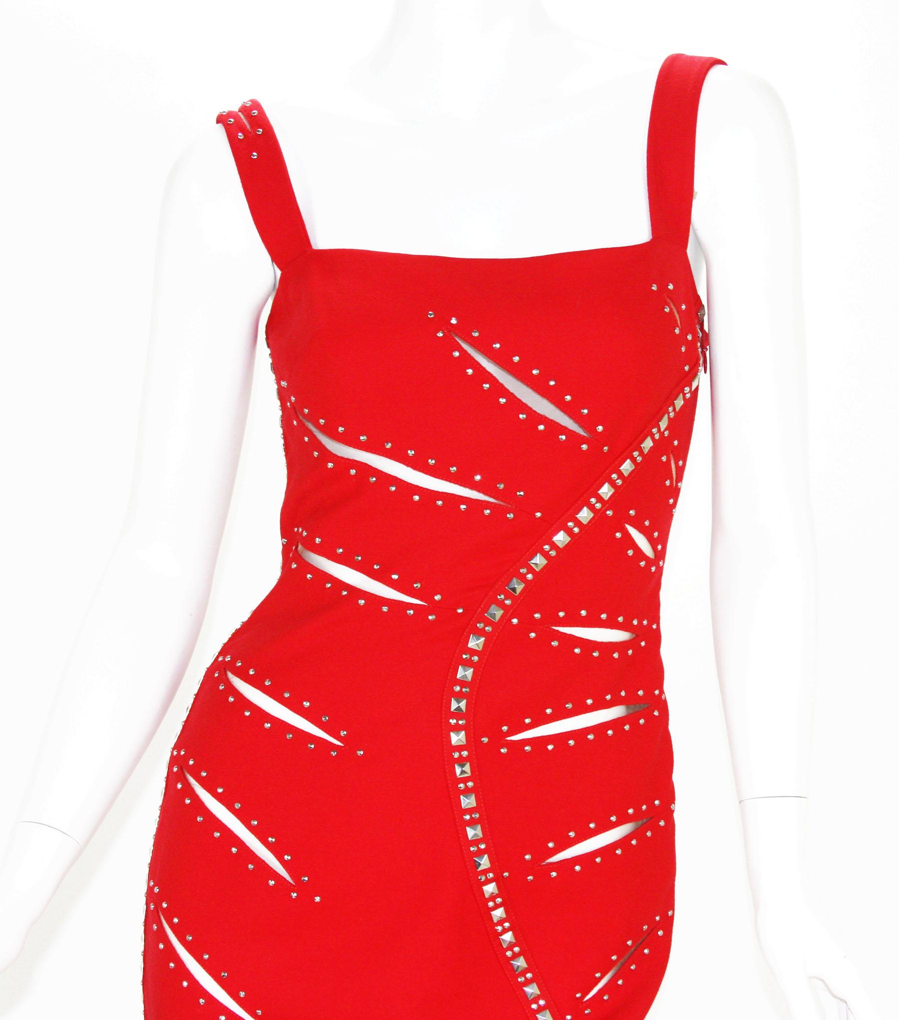Versace H/W 2004 Laufsteg Rotes durchsichtiges Mesh Cut Out Nieten-Cocktailkleid mit Nieten It. 38 im Angebot 4